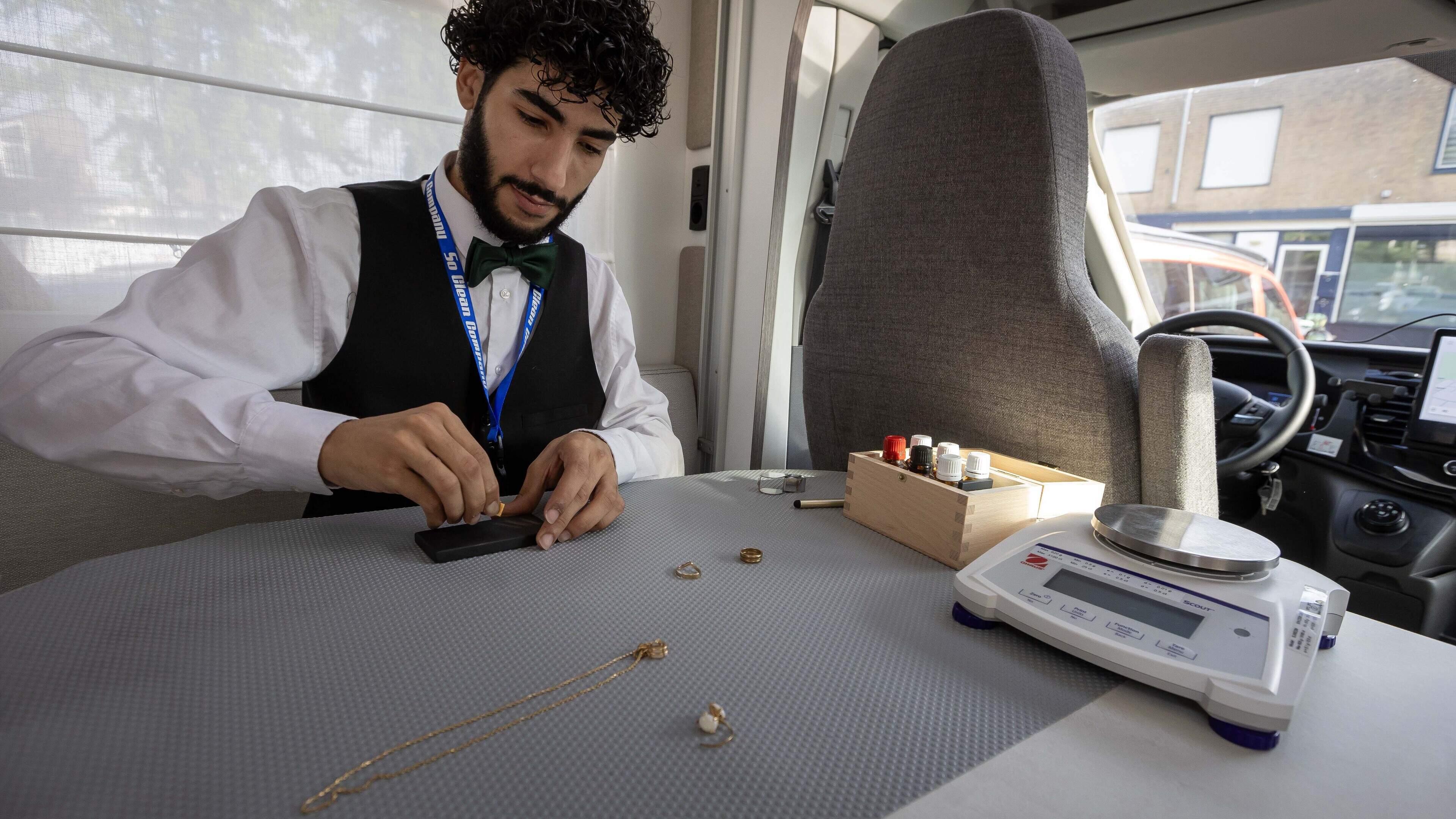 Als je niet oplet, probeert Gold Adam in camper toch flink munt te slaan uit onwetendheid verkopers