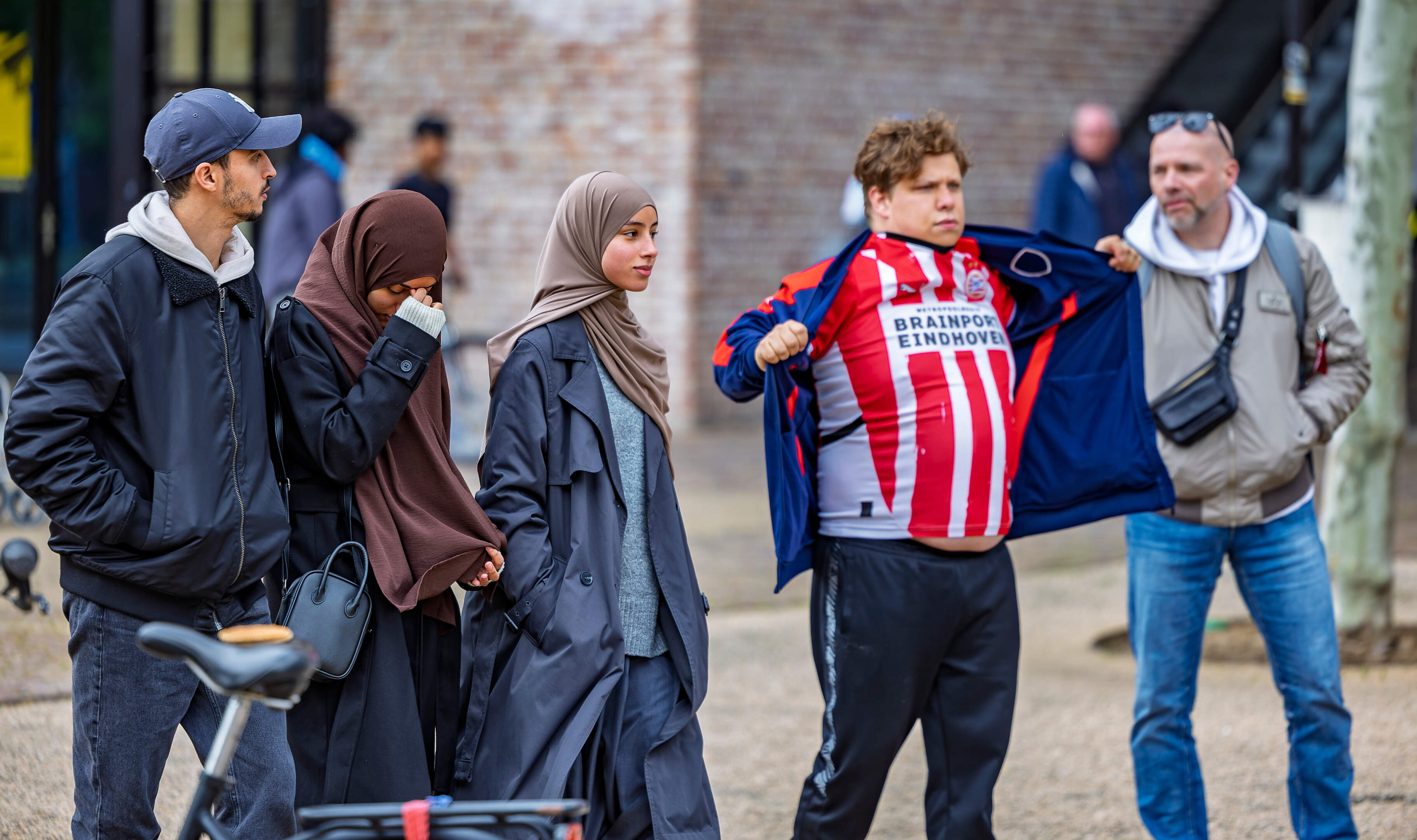 Heerlen keert zich vreedzaam tegen vreemdelingenhaat: ‘Als ze niet stoppen met zingen, ga ik naar hu