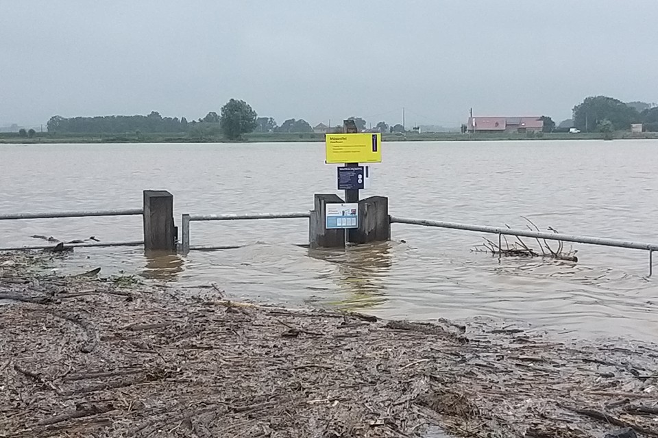 Dringend advies tot evacuatie voor inwoners Roosteren en omstreken