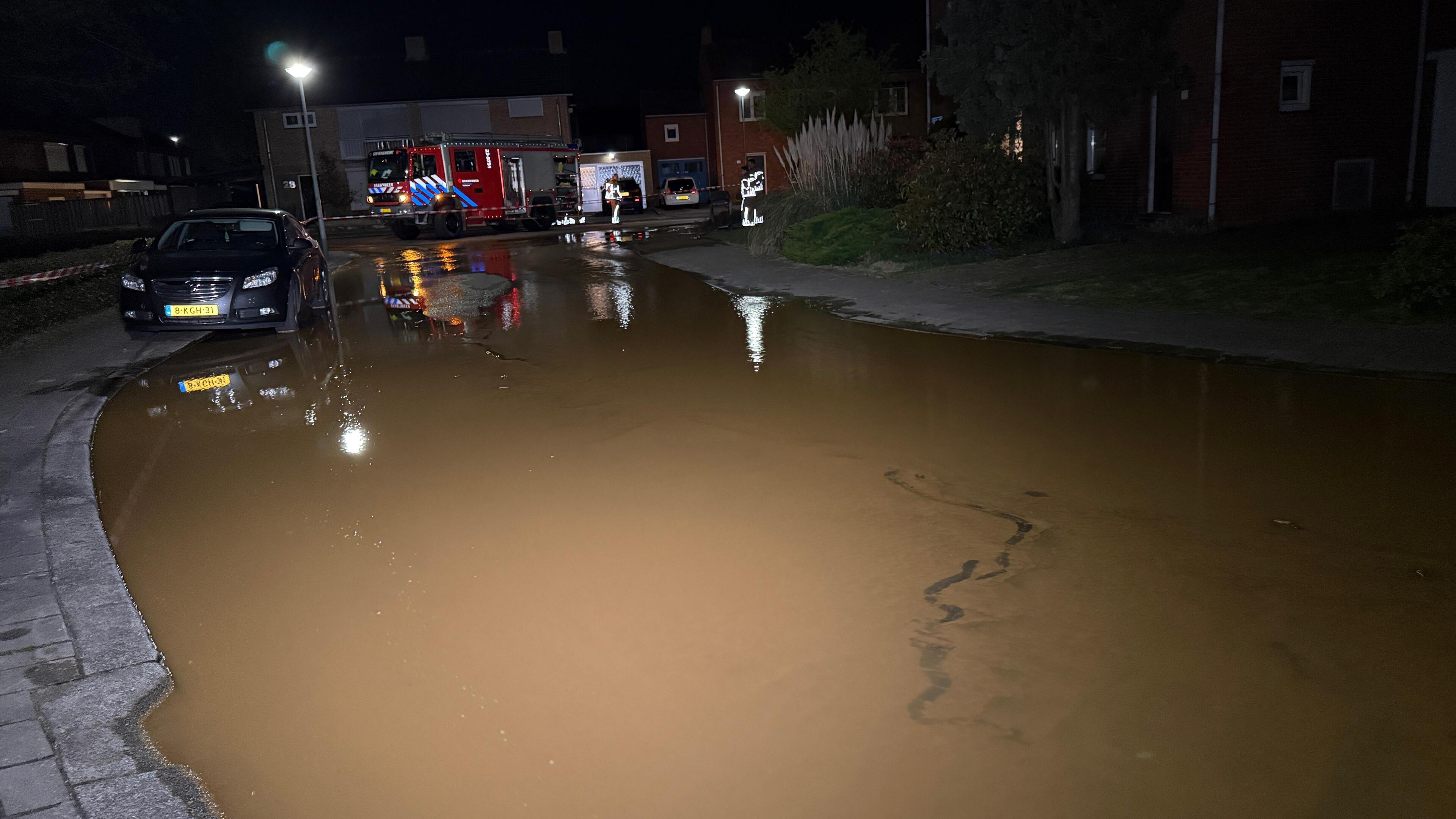 Waterleiding gesprongen in Maasbracht, meerdere kelders ondergelopen