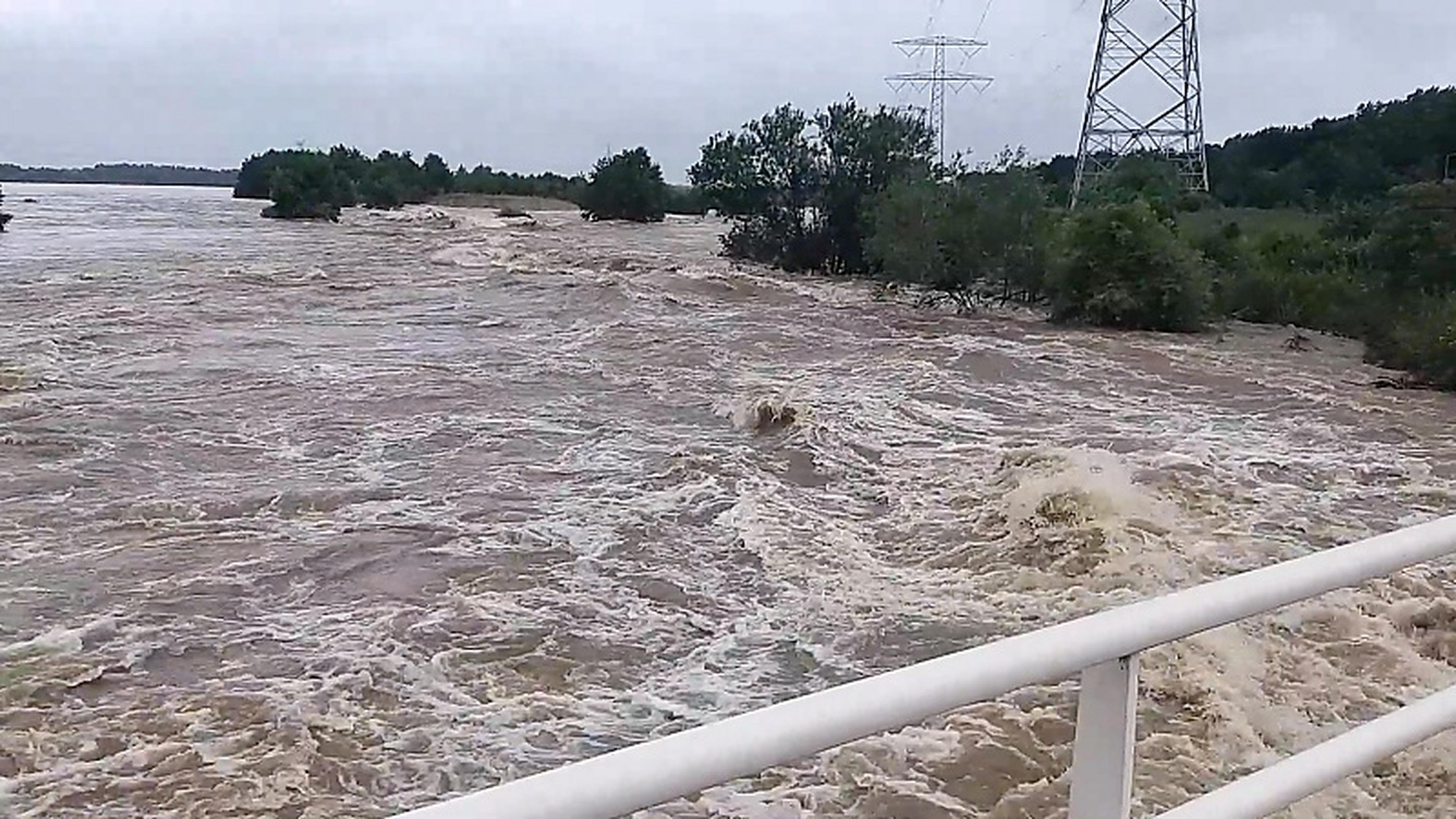 Video: Geleenbeek raast met woest geweld langs Ohé en Laak
