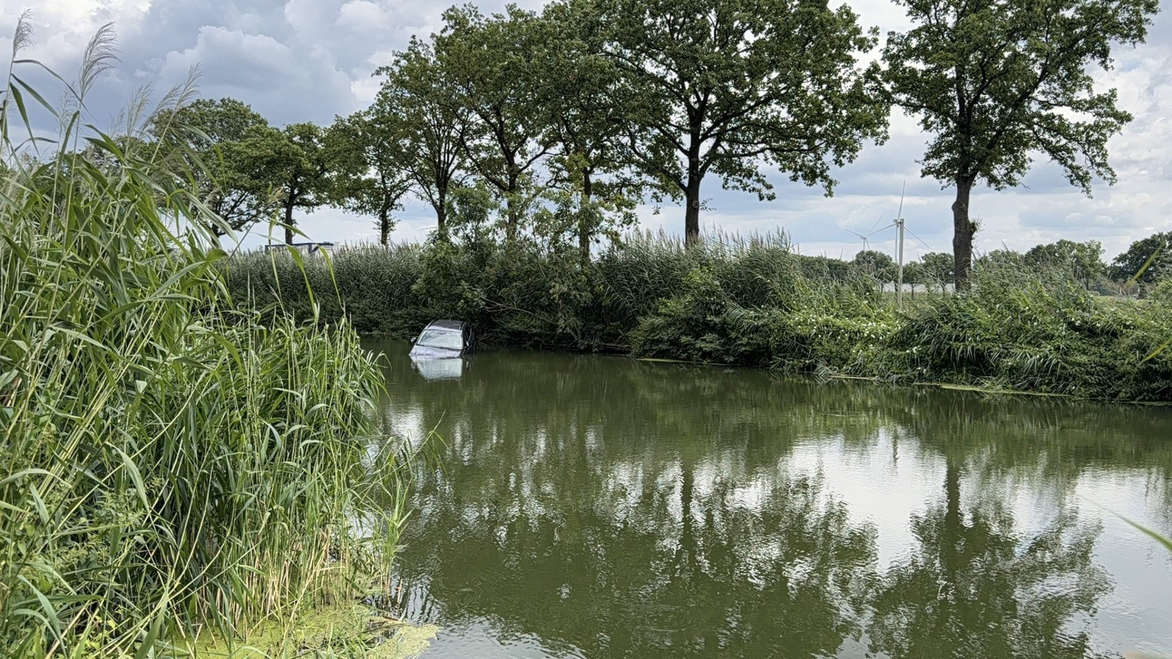 Huurauto te water in Meijel: Spaanse toerist vergeet handrem