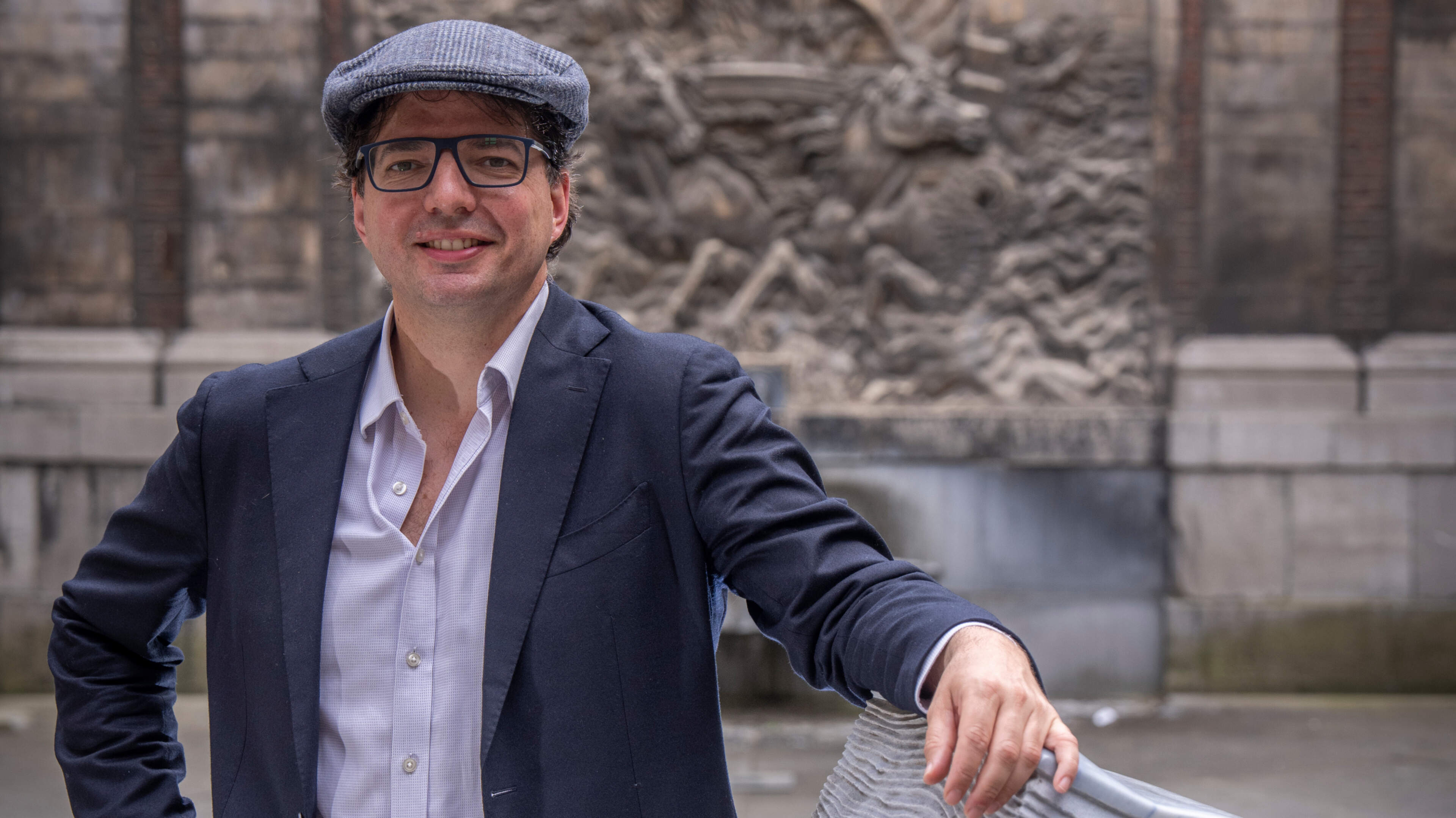 Gespannen kijkt Ferenc (43) vanuit Maastricht naar wat zijn thuisland staat te wachten nu Orbán-regi