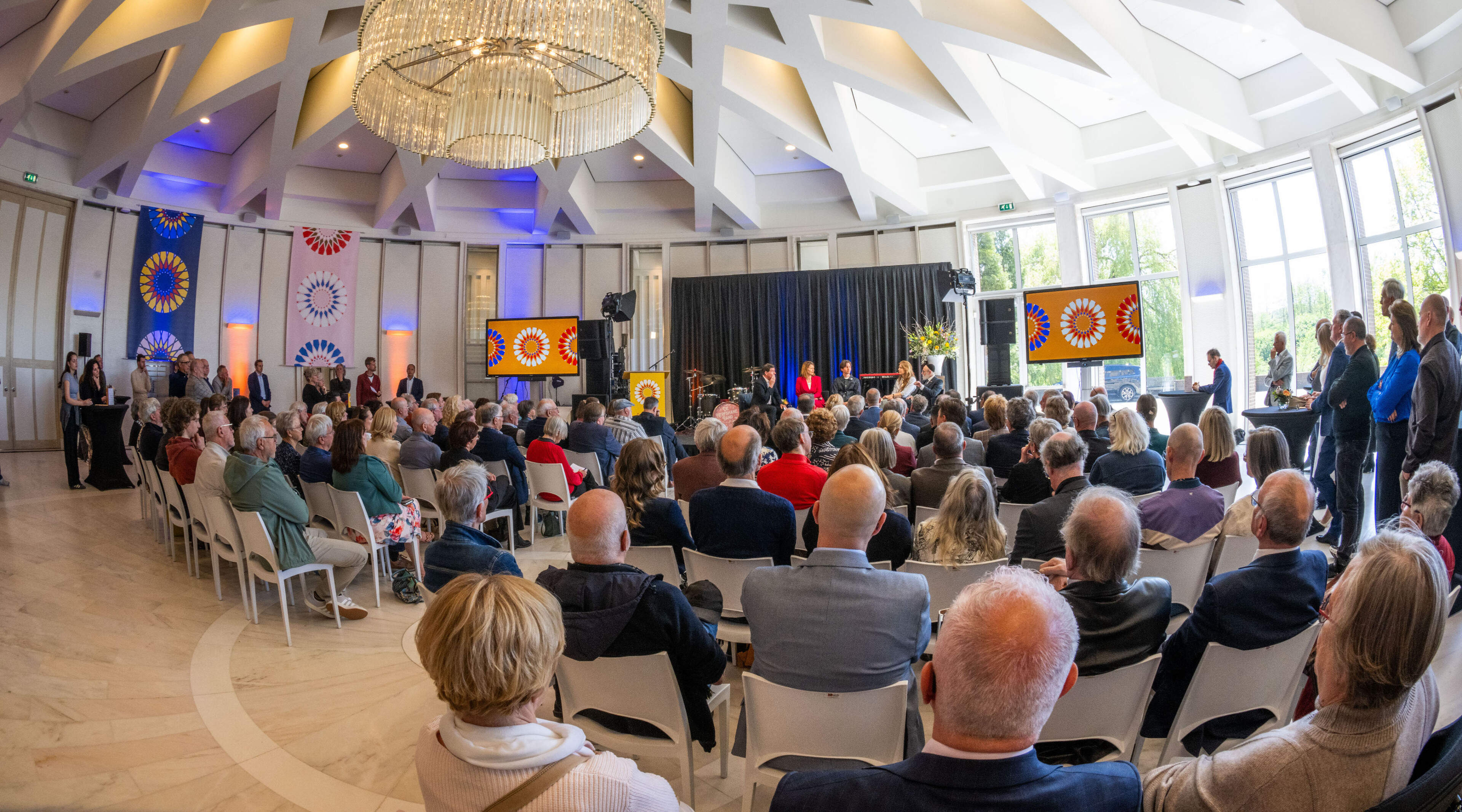 De liefdesbrieven van Petra Stienen en het gelijk van Donald Trump in één Limburgs debat