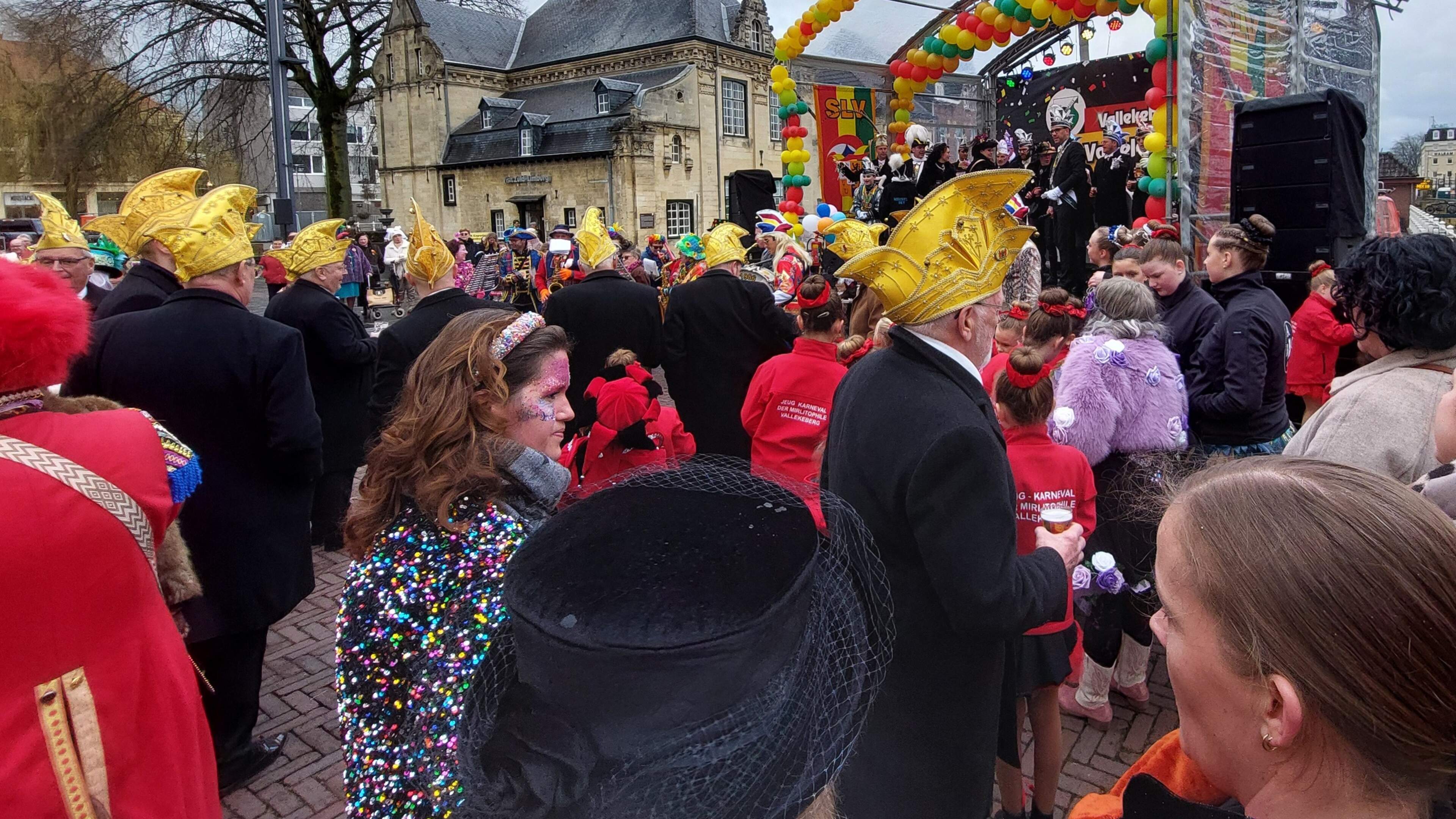 ‘Auw wiever’ openen carnavalsweekeinde met uithangen van ’t Berbke