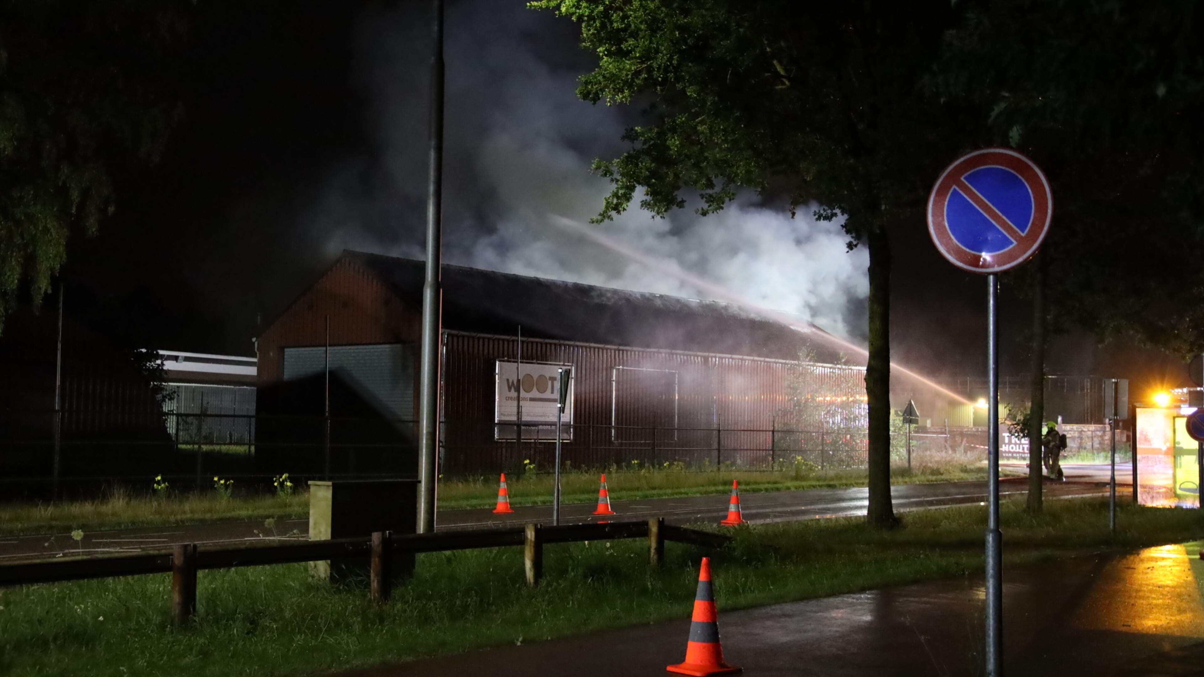 Tientallen meldingen van stormschade en brand na blikseminslag: zo trok het noodweer over Limburg