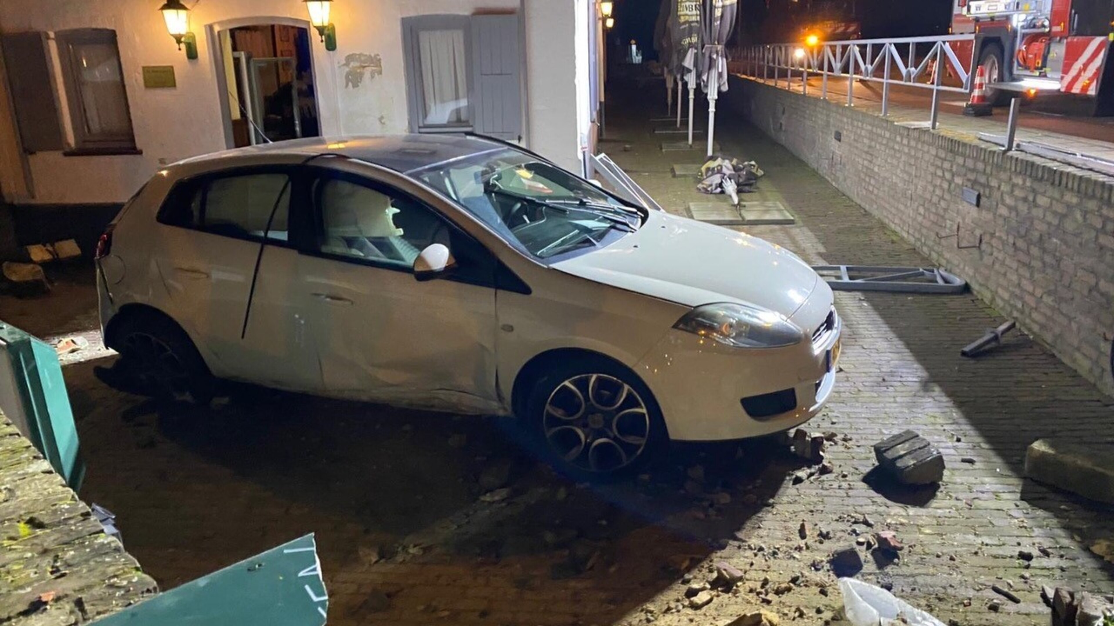 Auto ramt balustrade en belandt op caféterras in Gronsveld