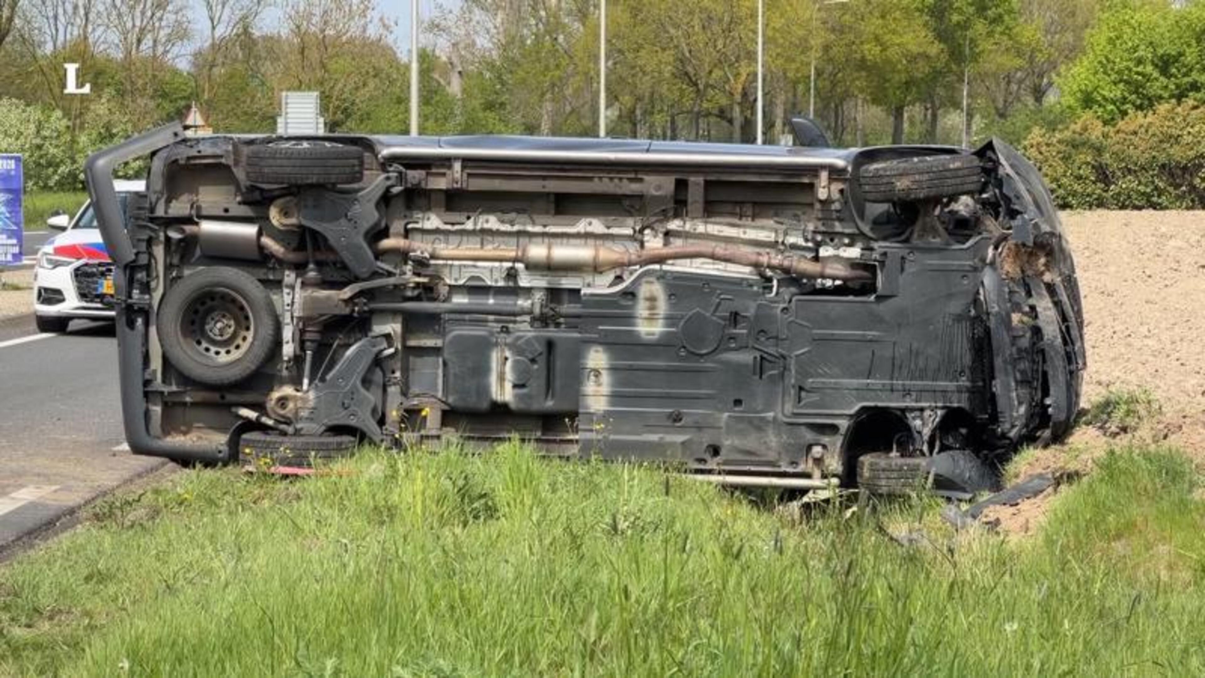 Busje op zijn kant in Susteren