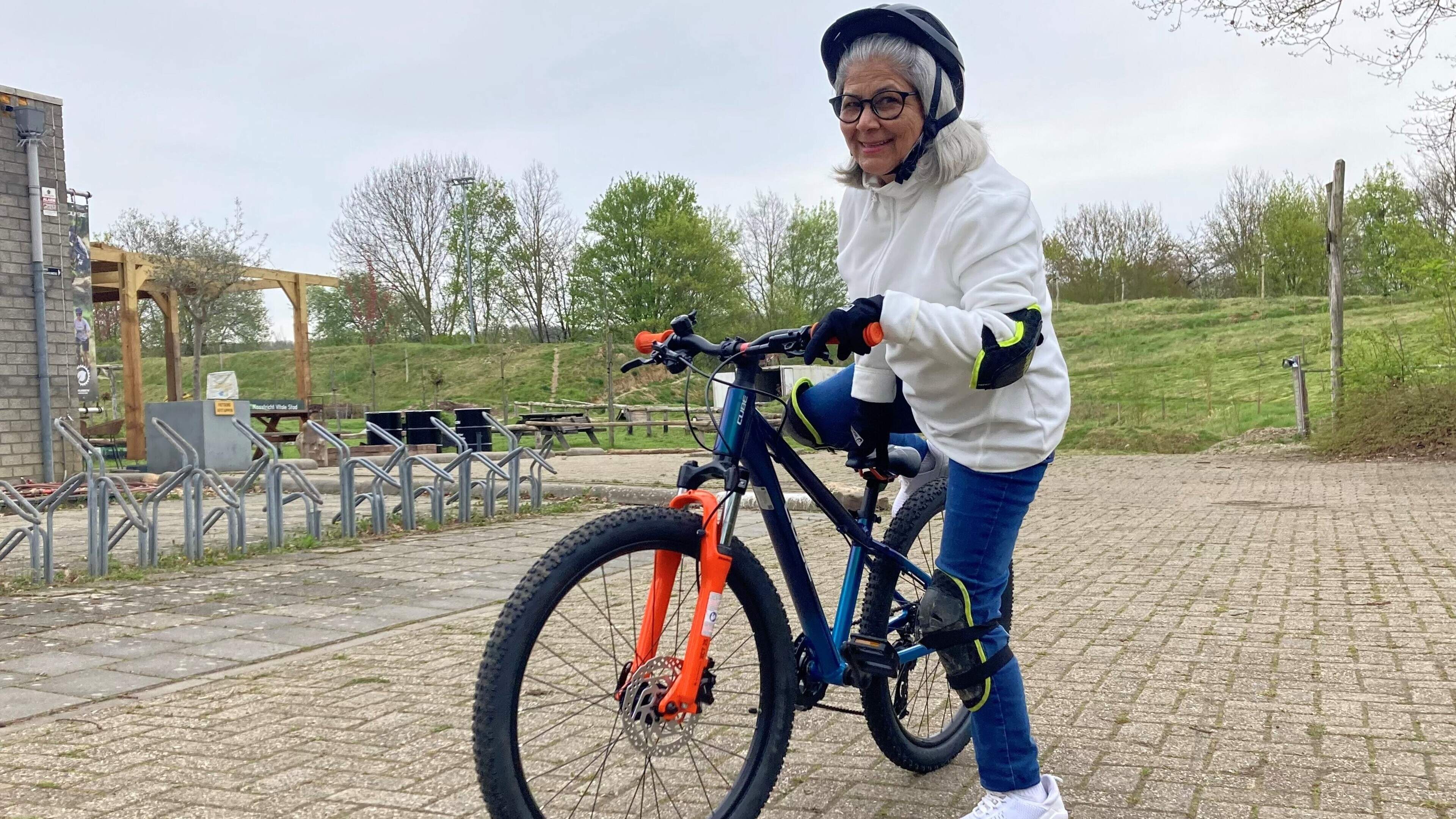 Op kinderfietsjes krijgen Dahouze en Nahid verkeersles in Maastricht: ‘Er kan een auto komen, dan be