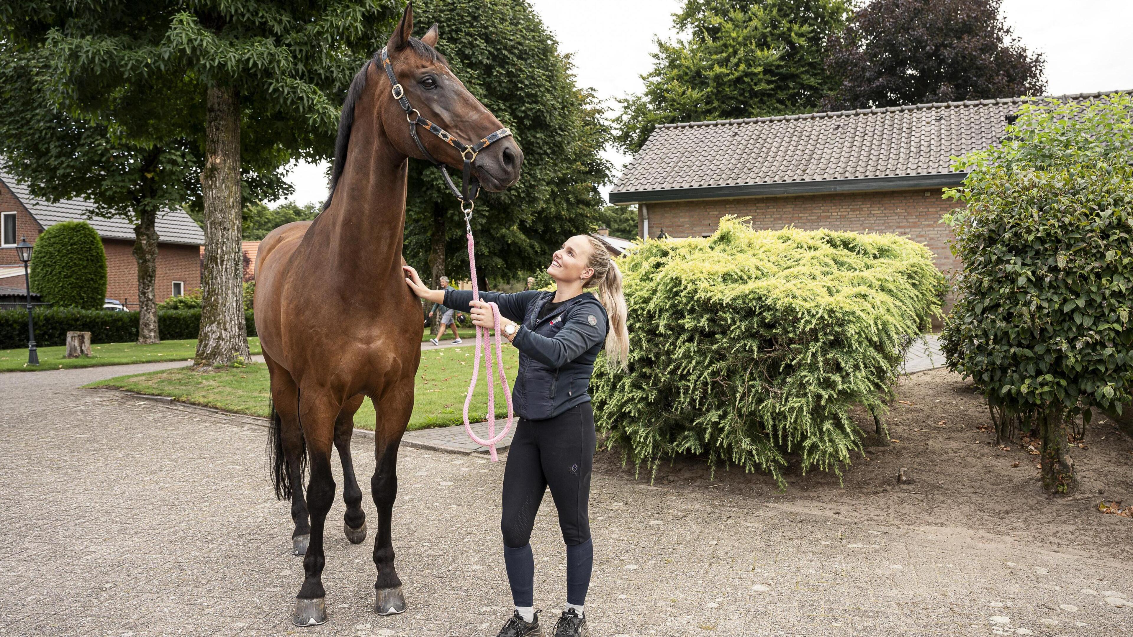 Rowena (21) uit Roermond rijdt met haar hengst Don Quichot vooral wedstrijden omdat het fijn is, nie