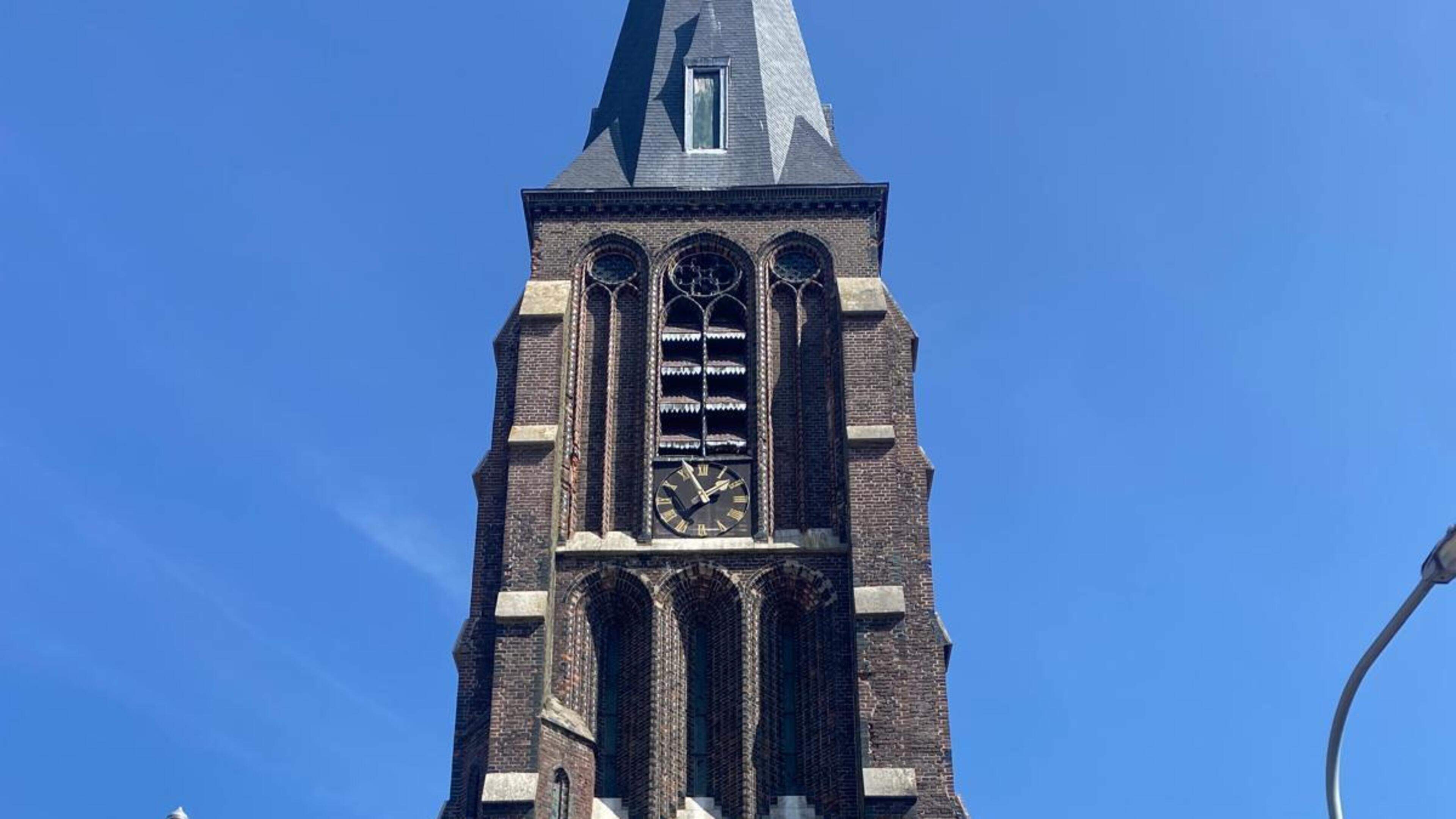 Kerk Borgharen gaat niet meer open en krijgt afscheidsdienst in de openlucht: ‘Vallend puin heeft sl