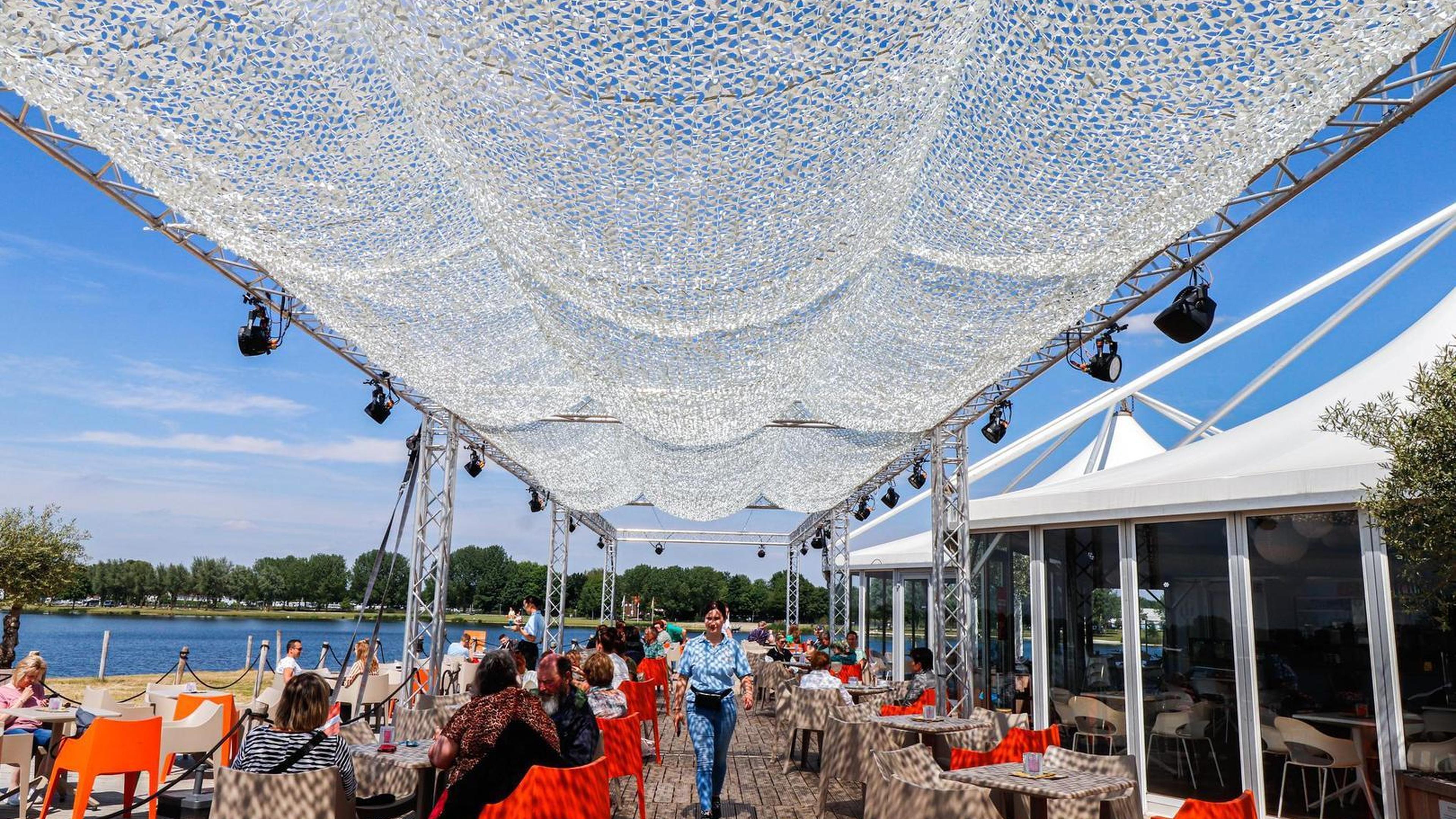 IJssalon Clevers en strandbar Bruis keren deze zomer niet terug aan de Maasplassen: ‘De kosten wogen