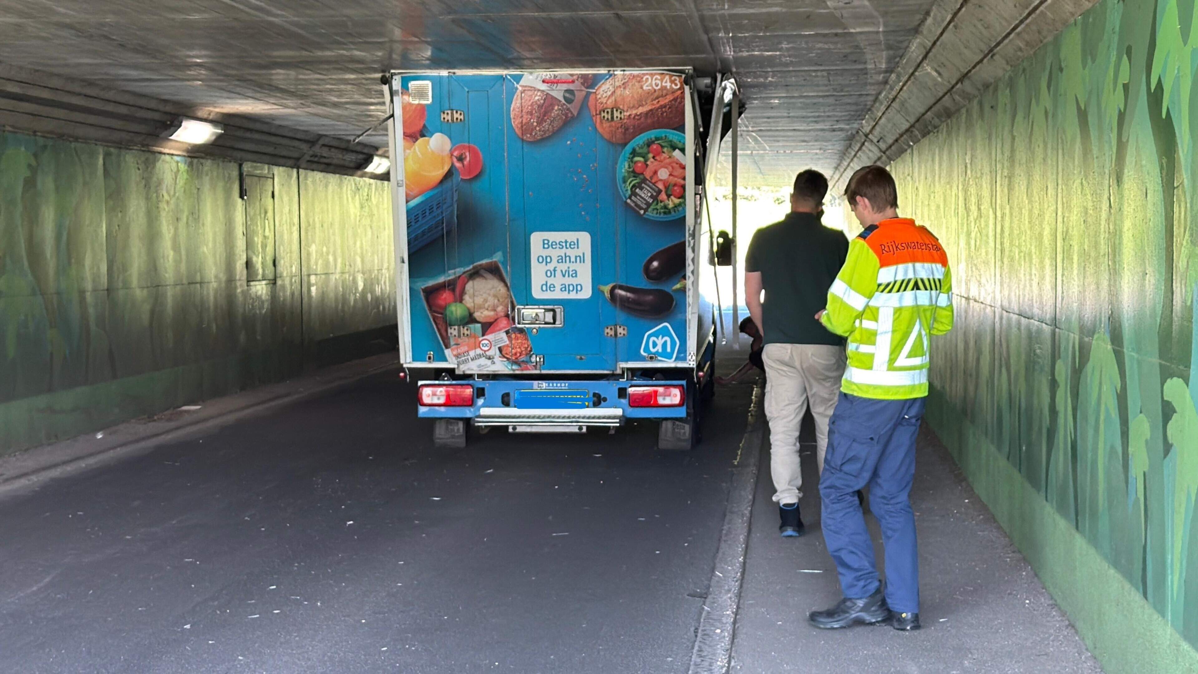 En weer gaat het mis bij viaduct onder A2: bestelauto rijdt zich vast in Gronsveld