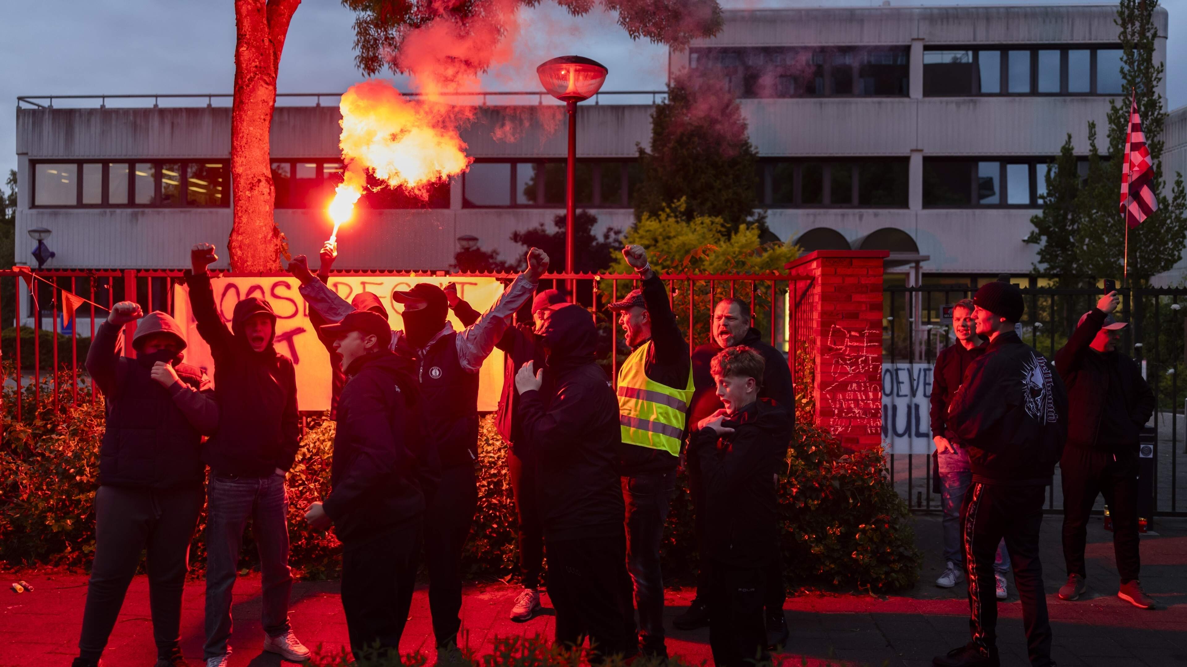 Mag je altijd en overal demonstreren? En wordt er met twee maten gemeten? ‘Met vuurwerk gooien is ec