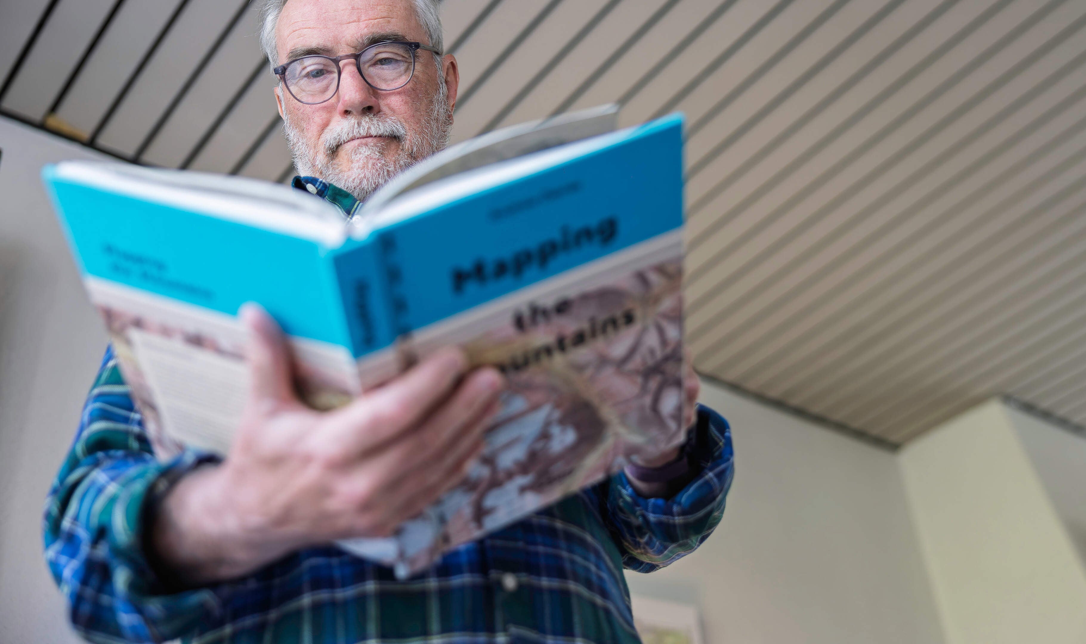 Andrew (68) uit Heerlen maak je pas echt gelukkig met landkaarten van berggebieden: ‘Een fascinatie’