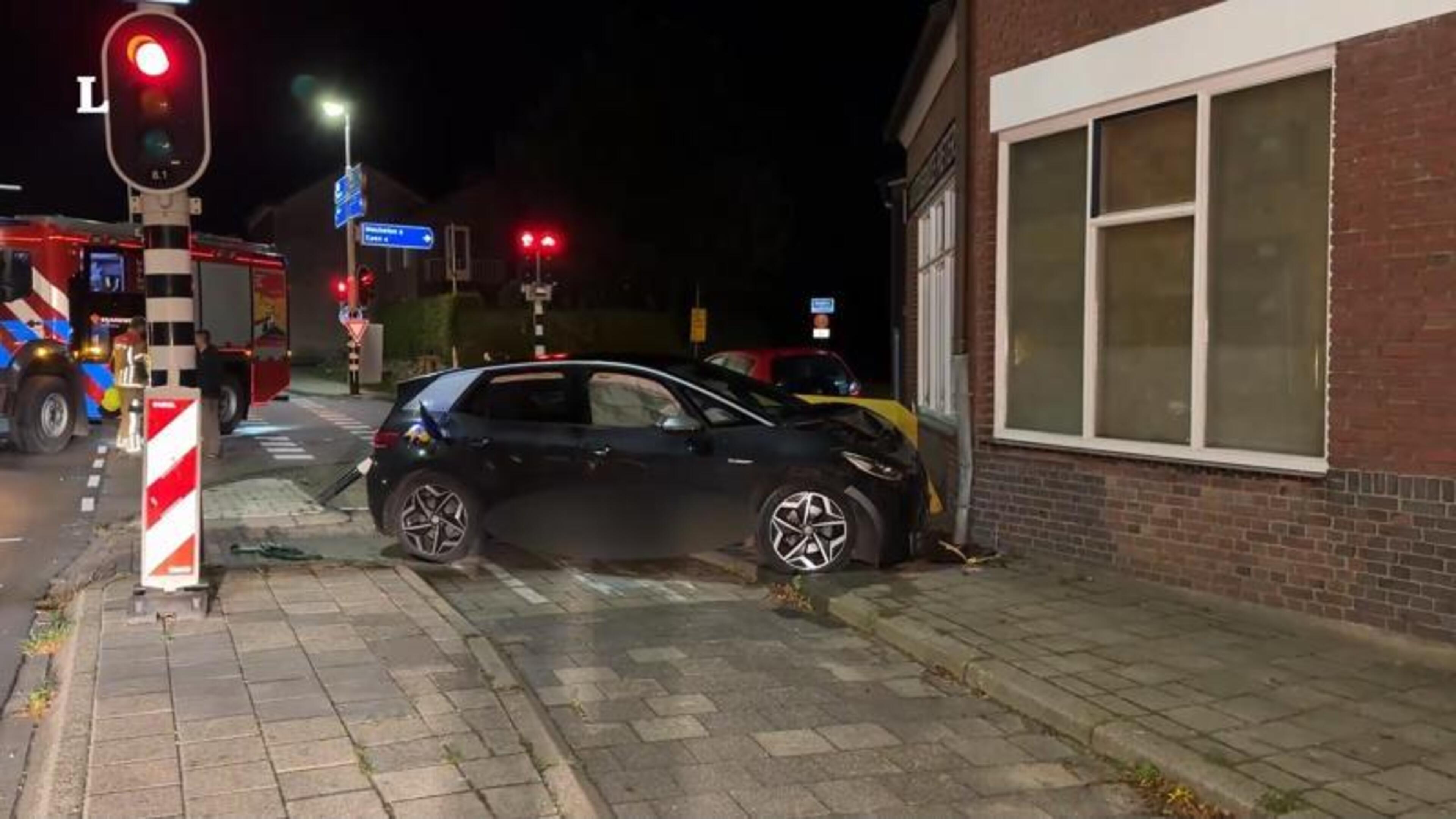 Auto rijdt tegen woning in Wittem, bestuurder meegenomen naar het politiebureau