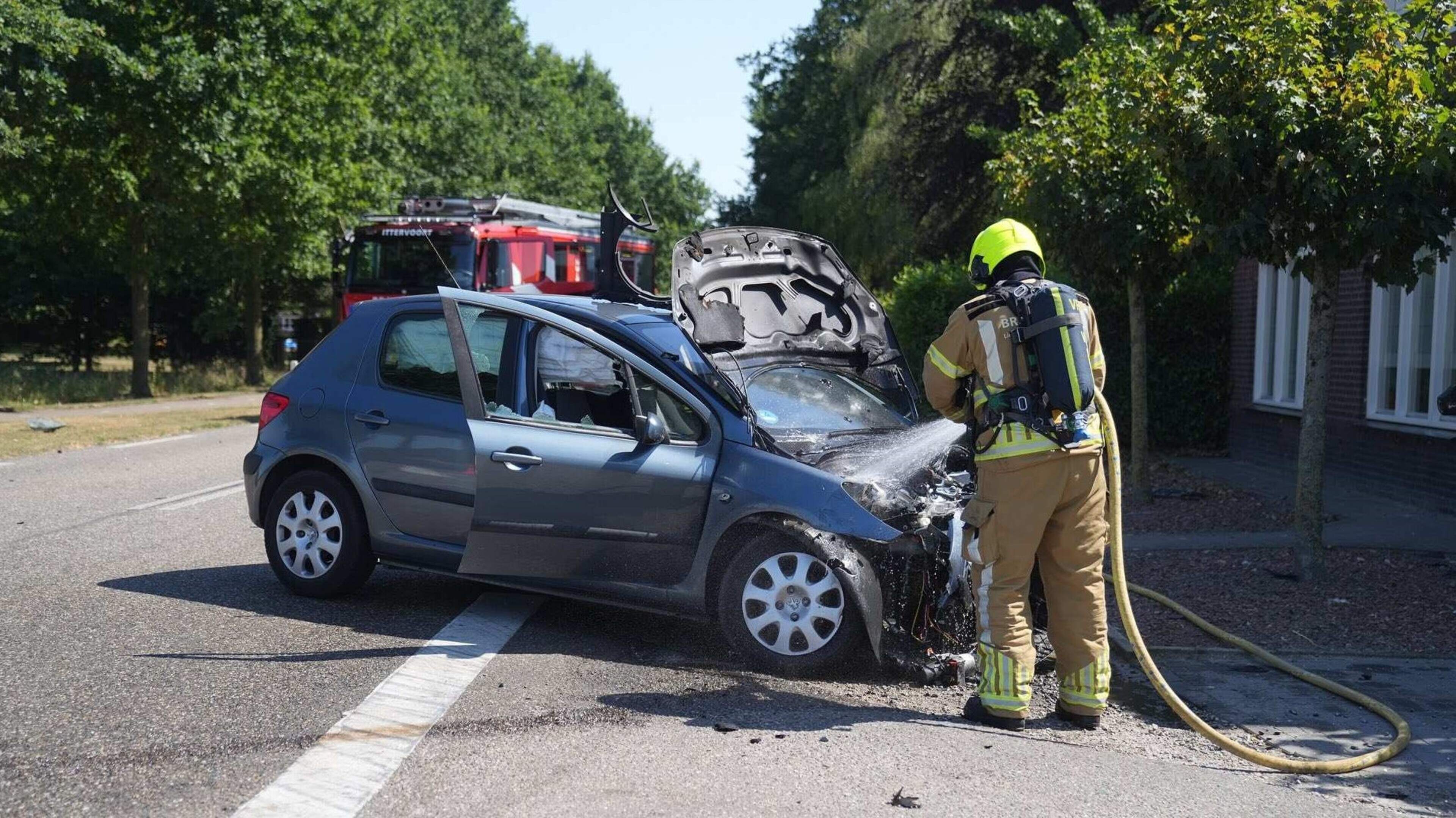 Auto vat vlam na botsing in Hunsel