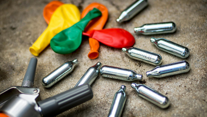 Lachgas: 'Als je het met mate doet, kan het geen kwaad' | De Limburger