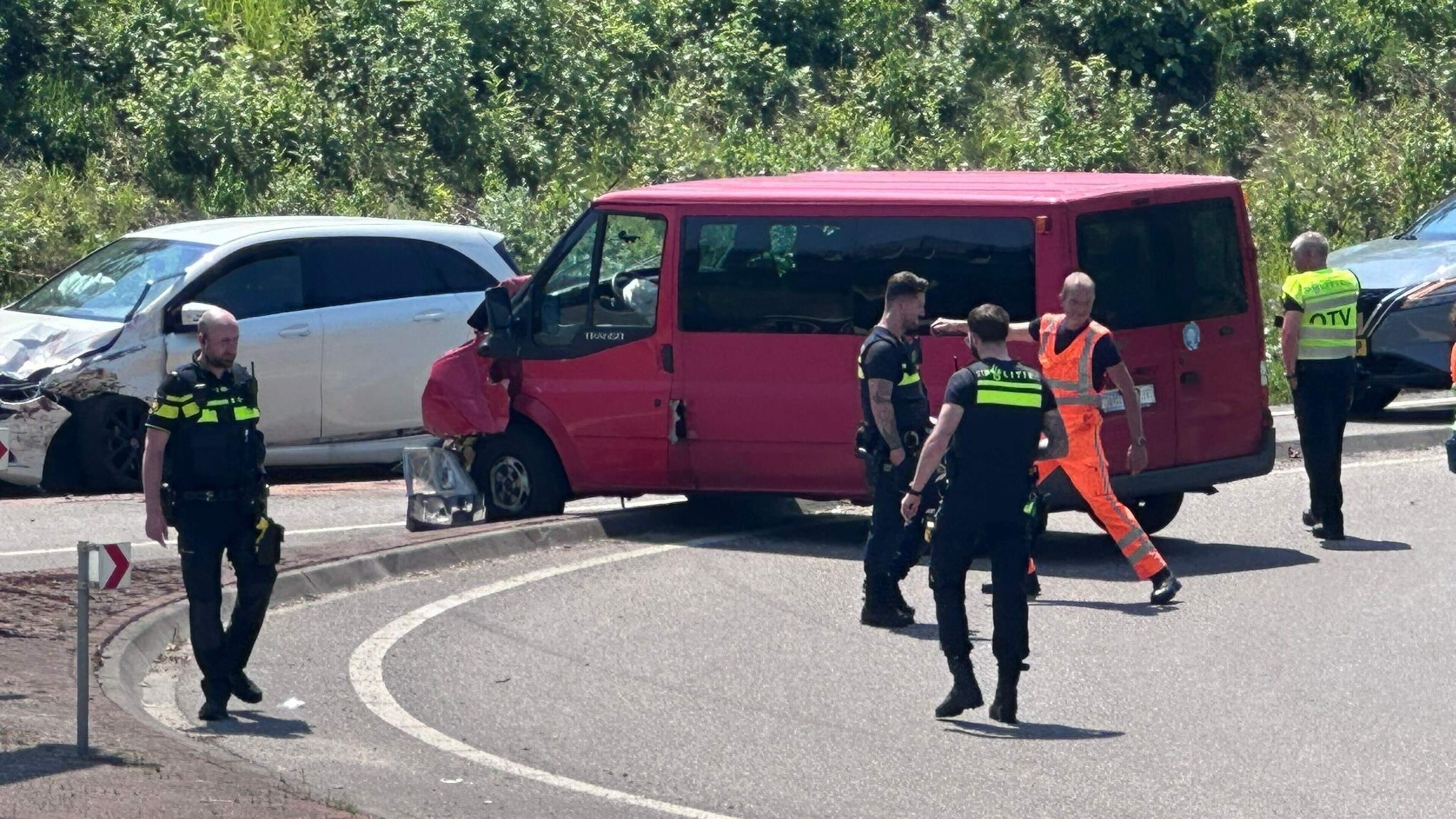 Botsing tussen auto en busje op N276 in Geleen