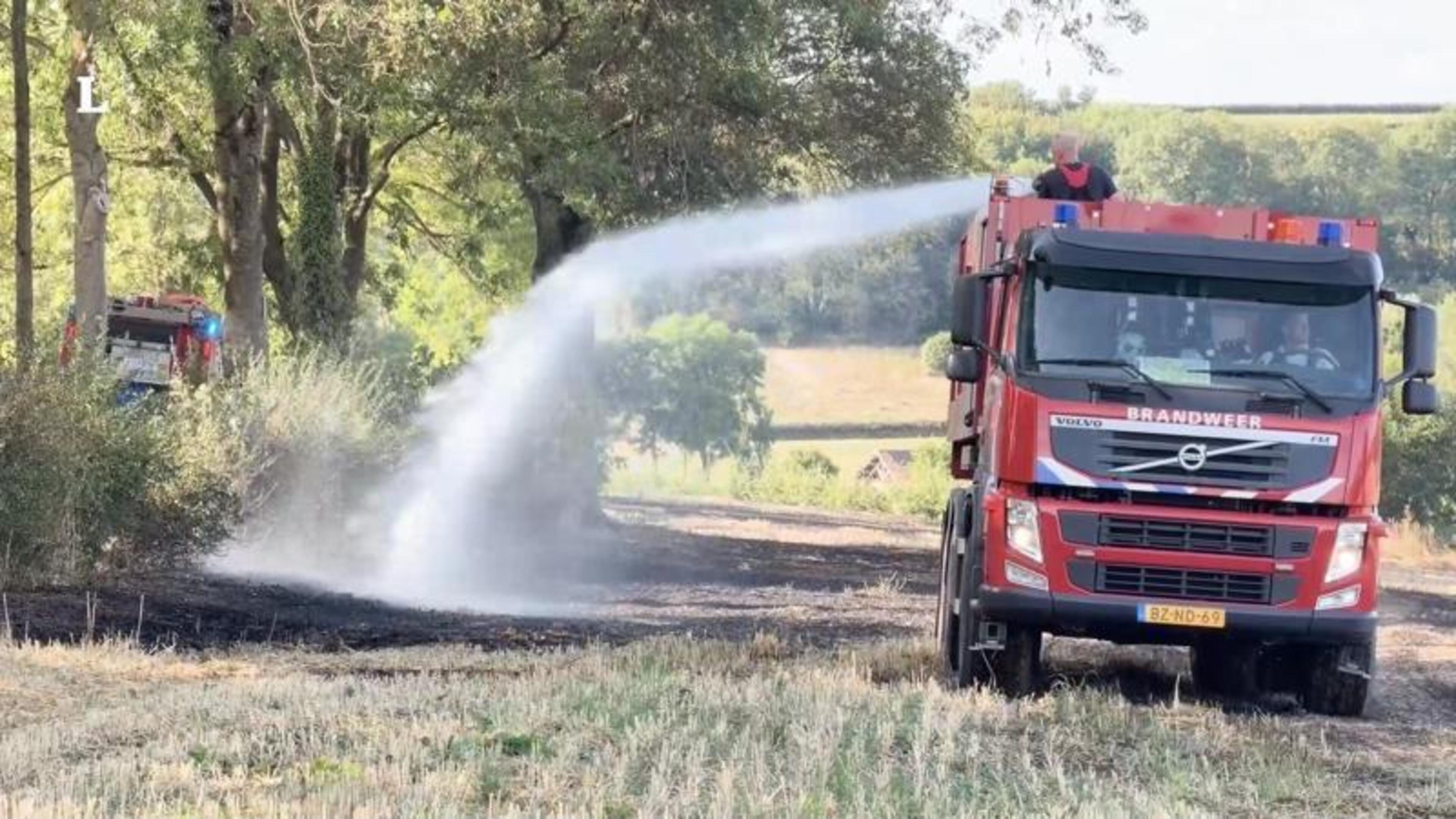 Stoppelveld in Noorbeek afgebrand, brandweer zet veel materieel in