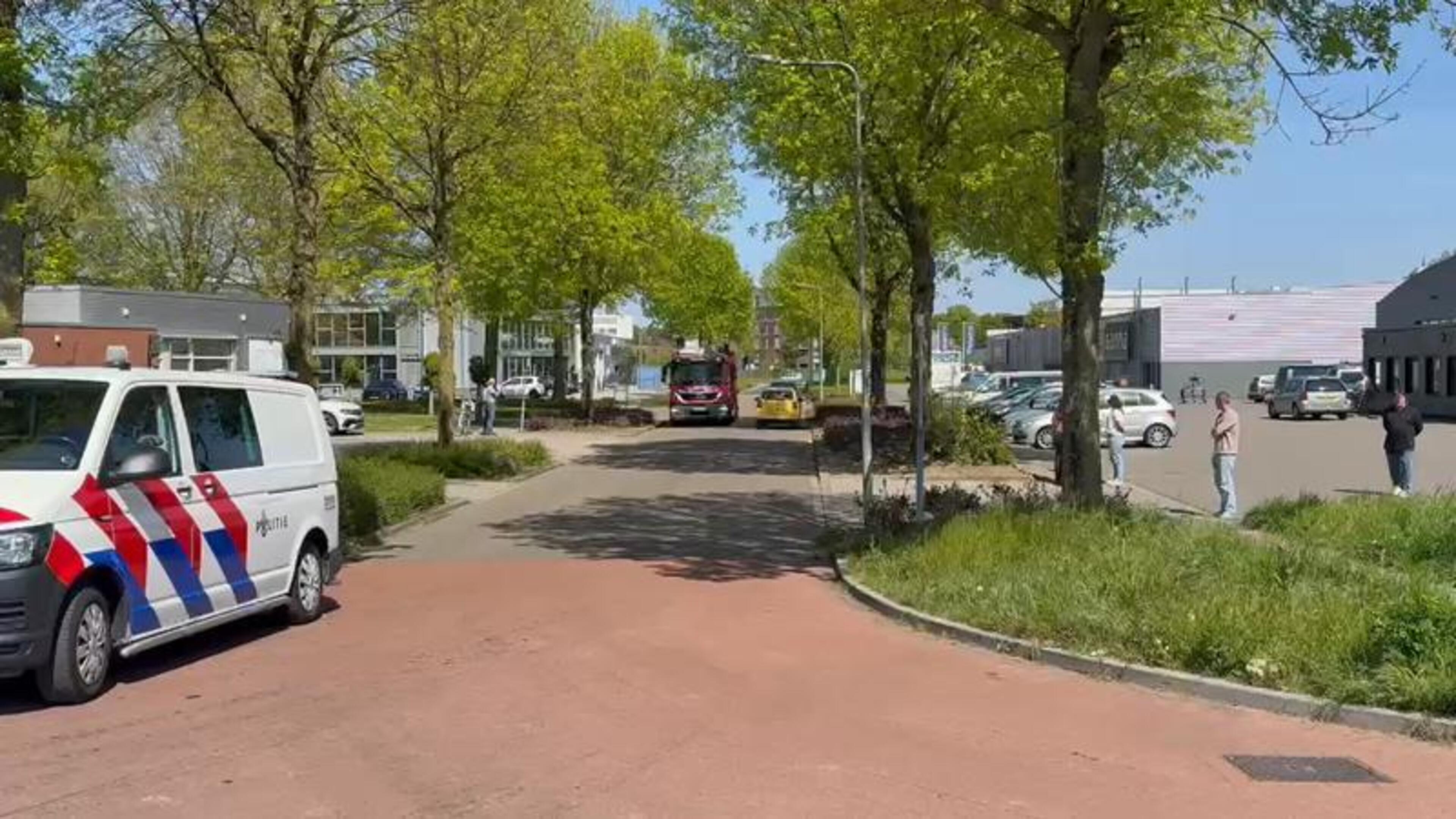 Auto in visvijver Panningen