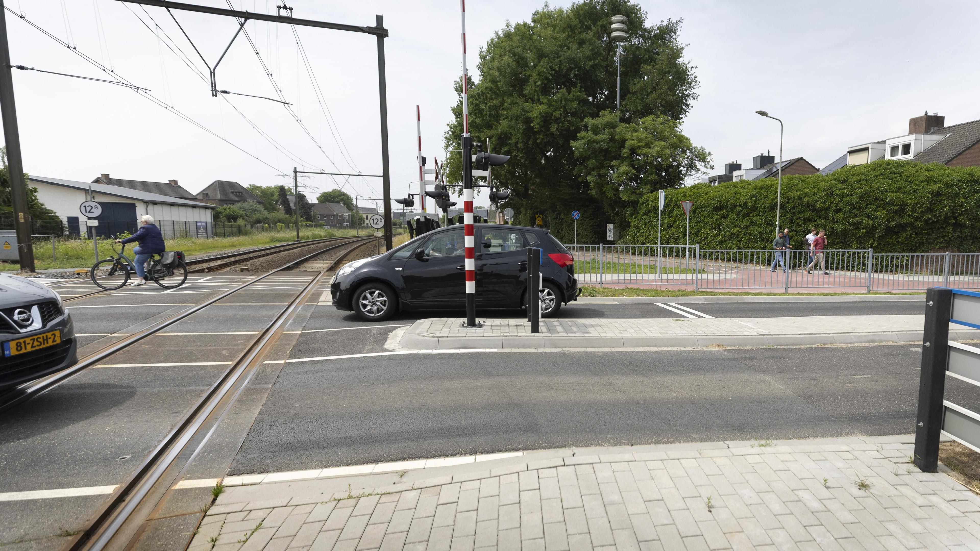 Fout in wegdek bij station Beek-Elsloo: overweg mogelijk opnieuw op de schop
