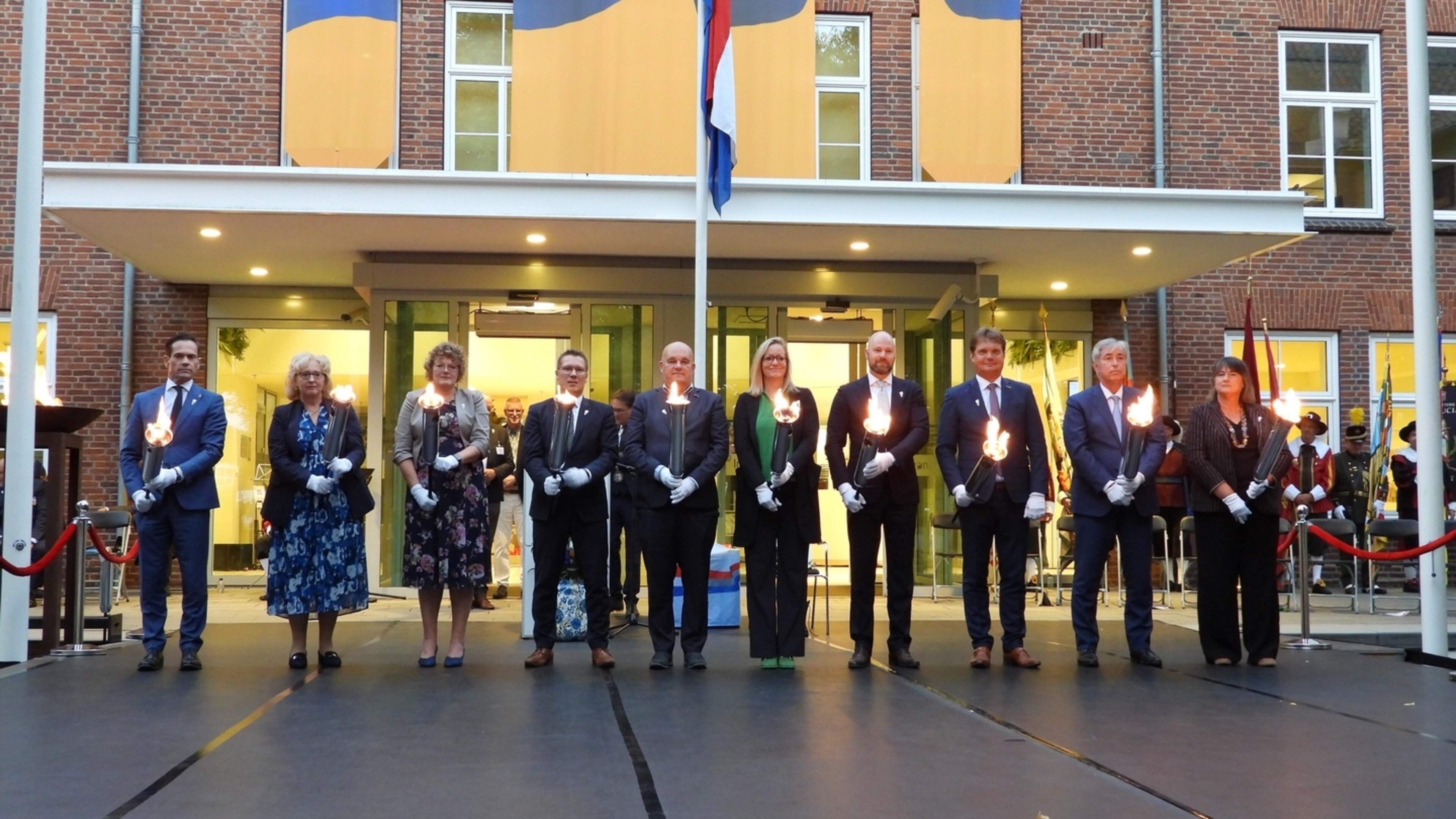 Herdenking op Engels kerkhof in aanwezigheid van het Vrijheidsvuur