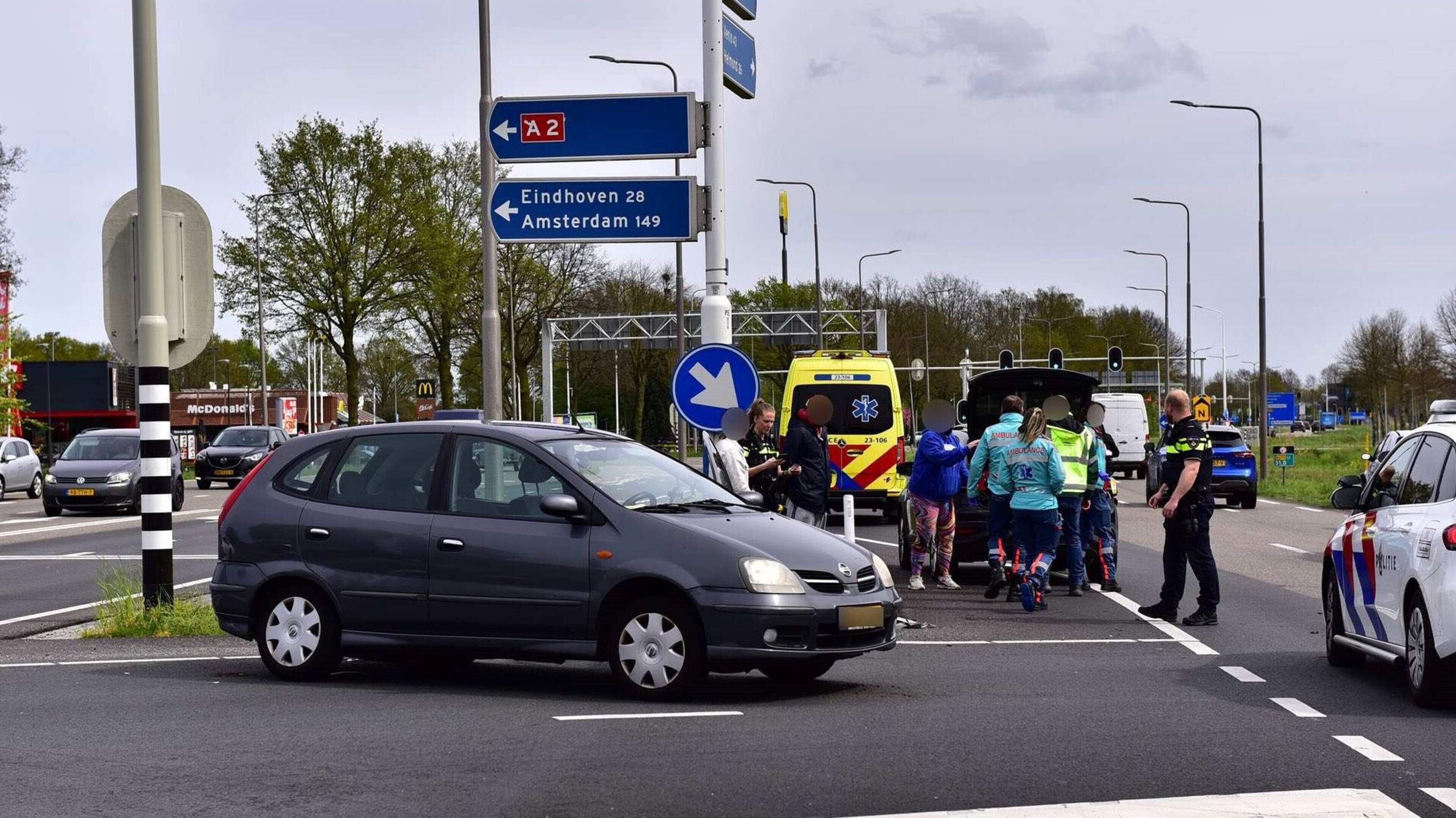 Twee auto’s komen met elkaar in botsing in Nederweert