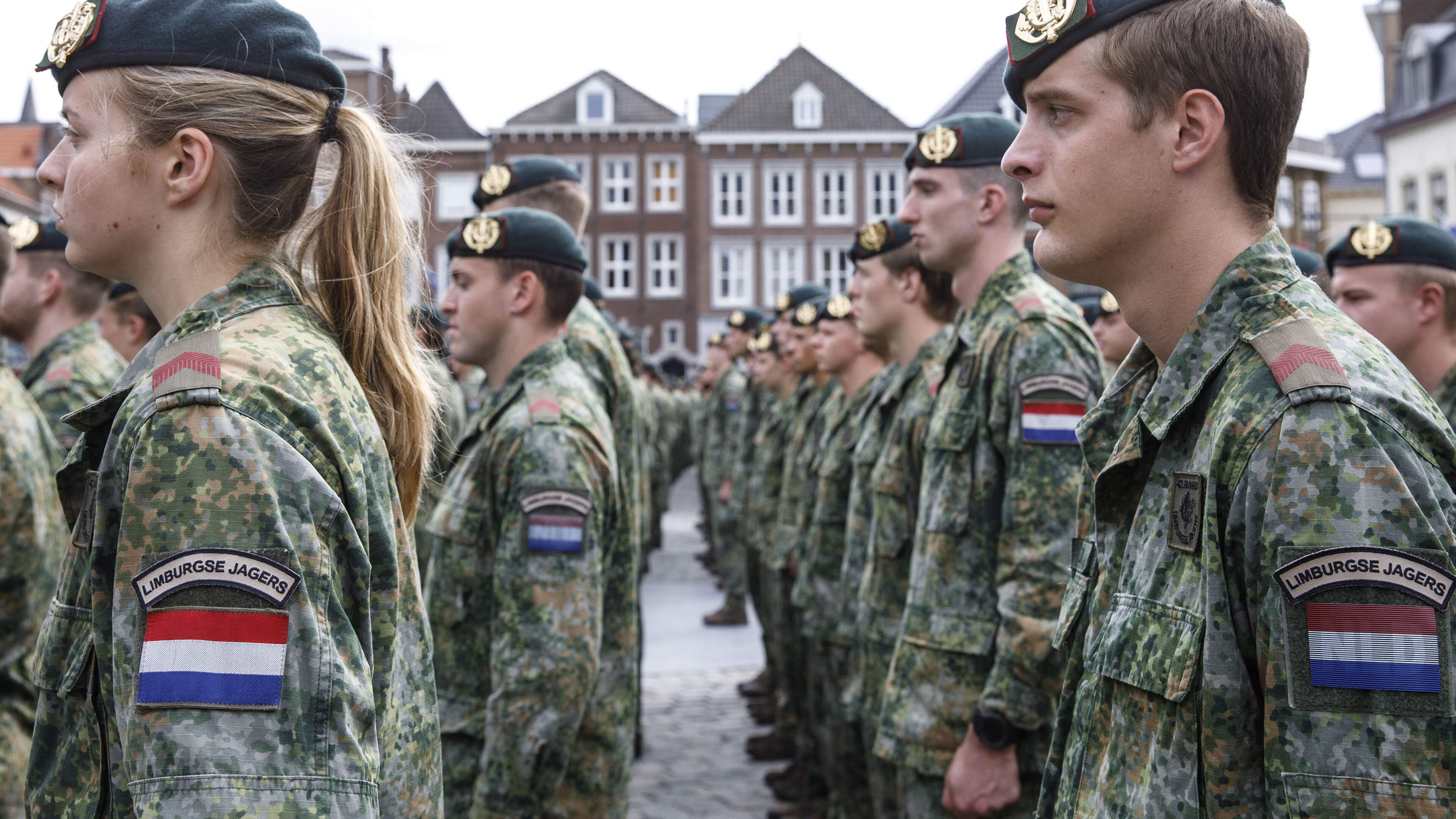 Roermond kleurt groen met 47 nieuwe Limburgse Jagers: ouders beëdigde militairen zijn ‘trots, maar o