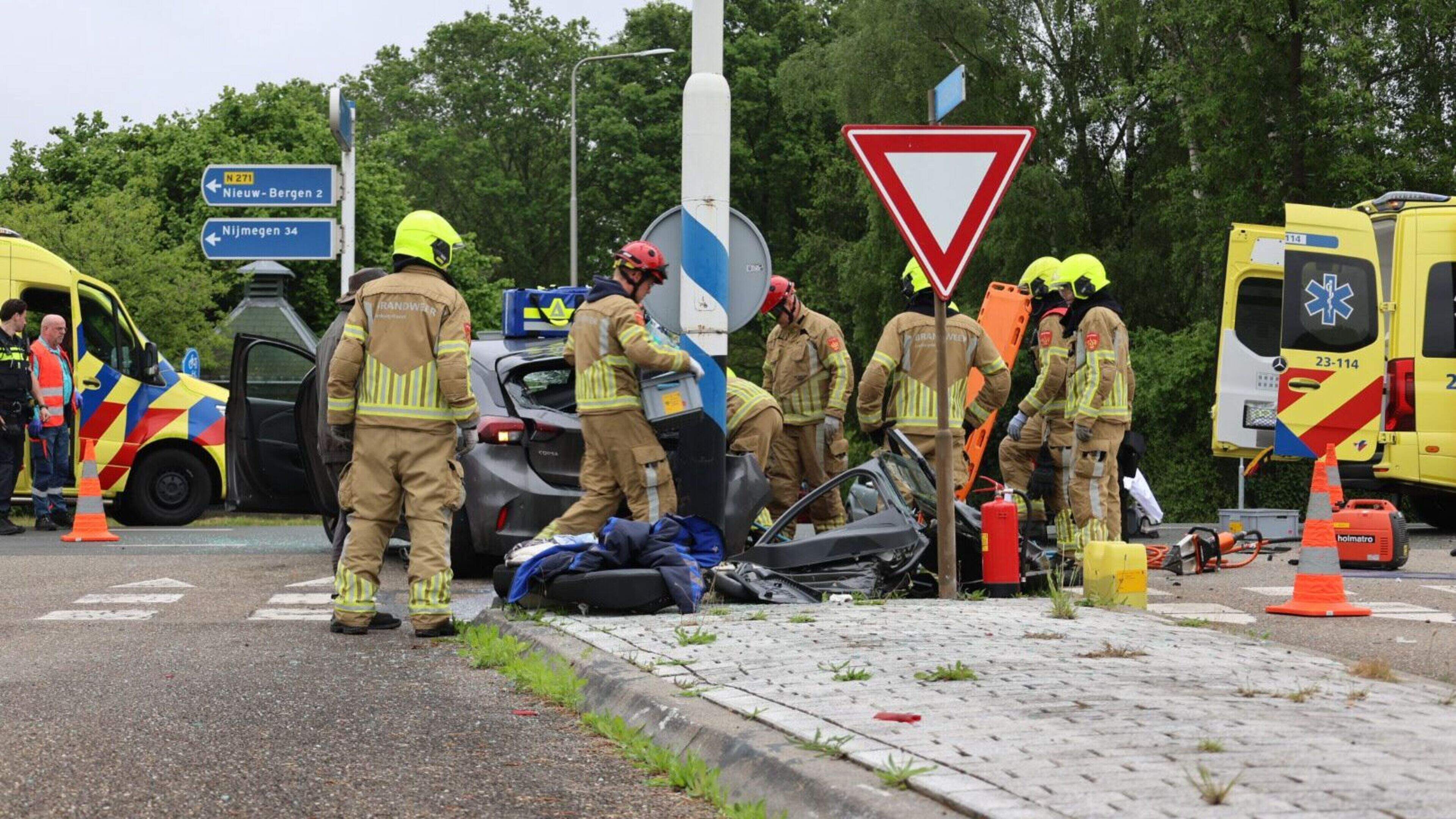 Brandweer bevrijdt inzittende na aanrijding op N271 bij Bergen