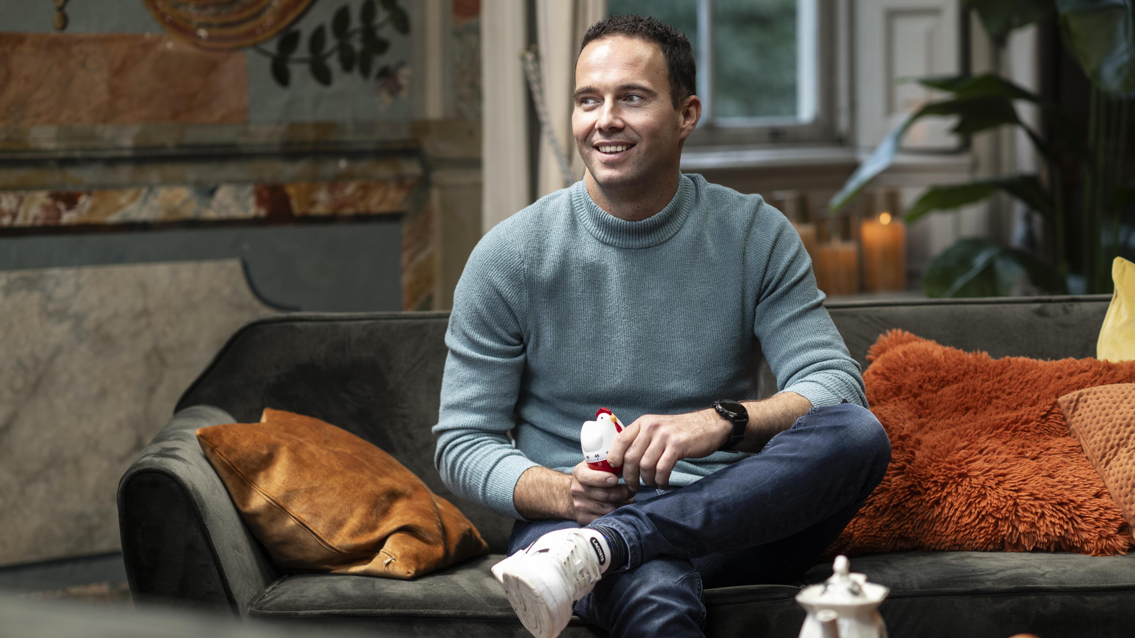Met tranen in de ogen toont boer John zijn emoties in Boer zoekt vrouw: ‘Dat gevoel is wel nodig, wa
