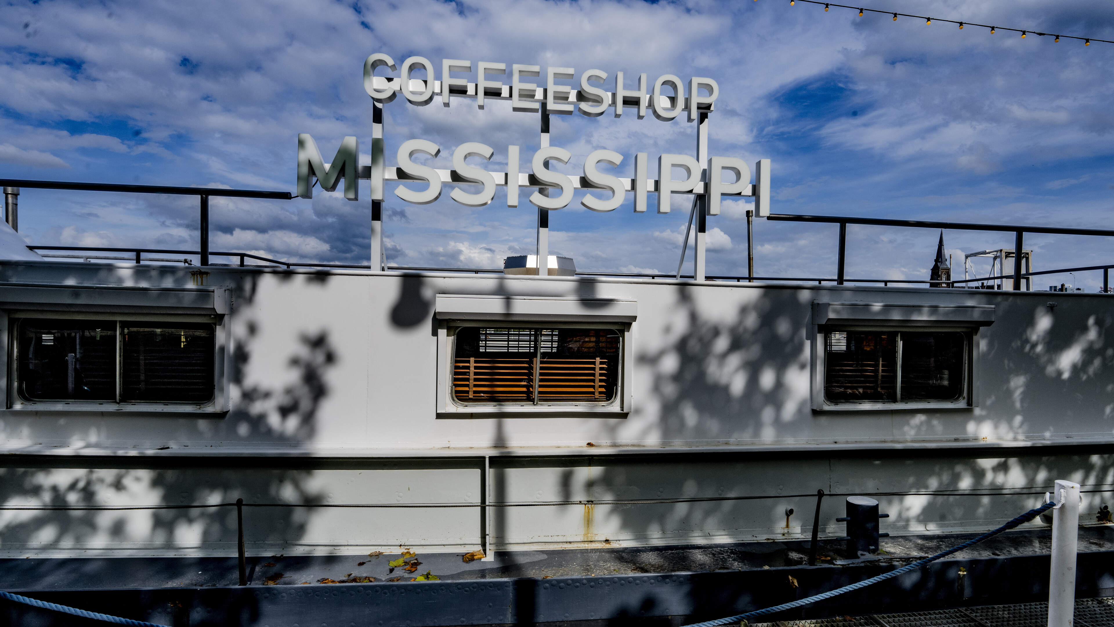 Coffeeshops lokken nieuwe studenten met cadeau, Maastricht start onderzoek: ‘Ze willen Mississippi w