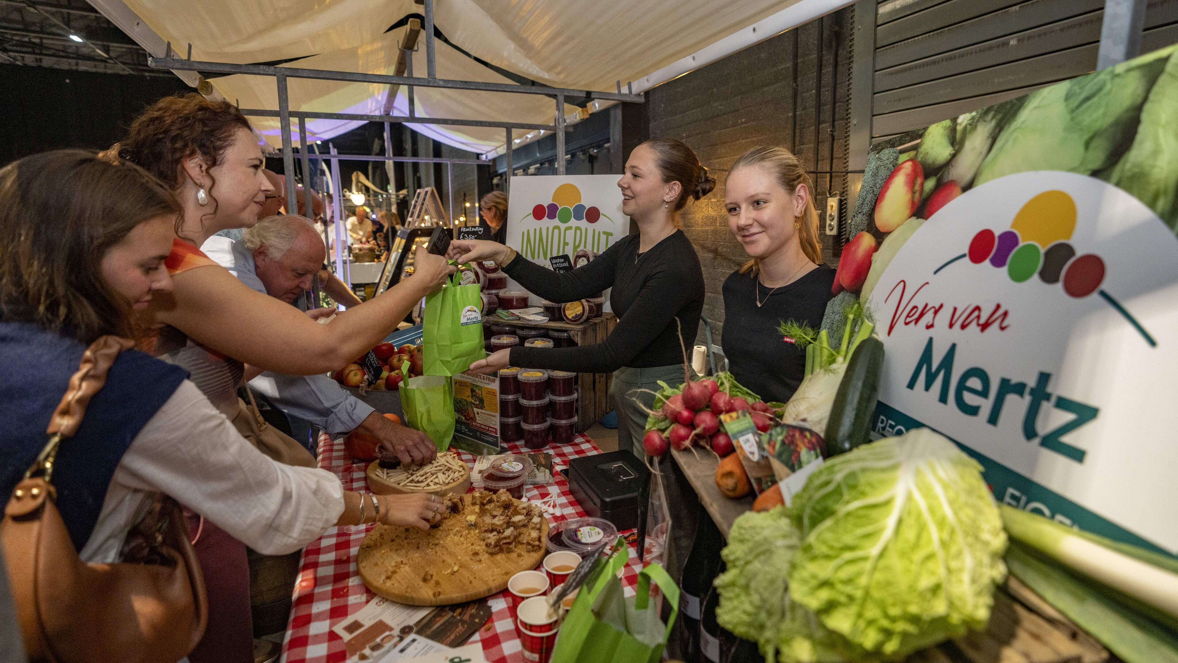 Streekmarkt Proef je Regio in het MECC groeit uit zijn jasje: ‘Zeg gratis en proeven en mensen staan
