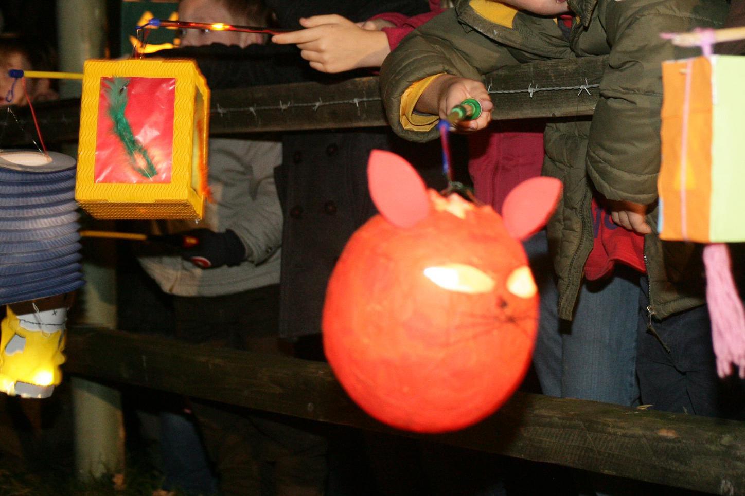 Leden van de vrijwillige brandweer en Kindervakantiewerk organiseren weer het Sint Maartensfeest in 