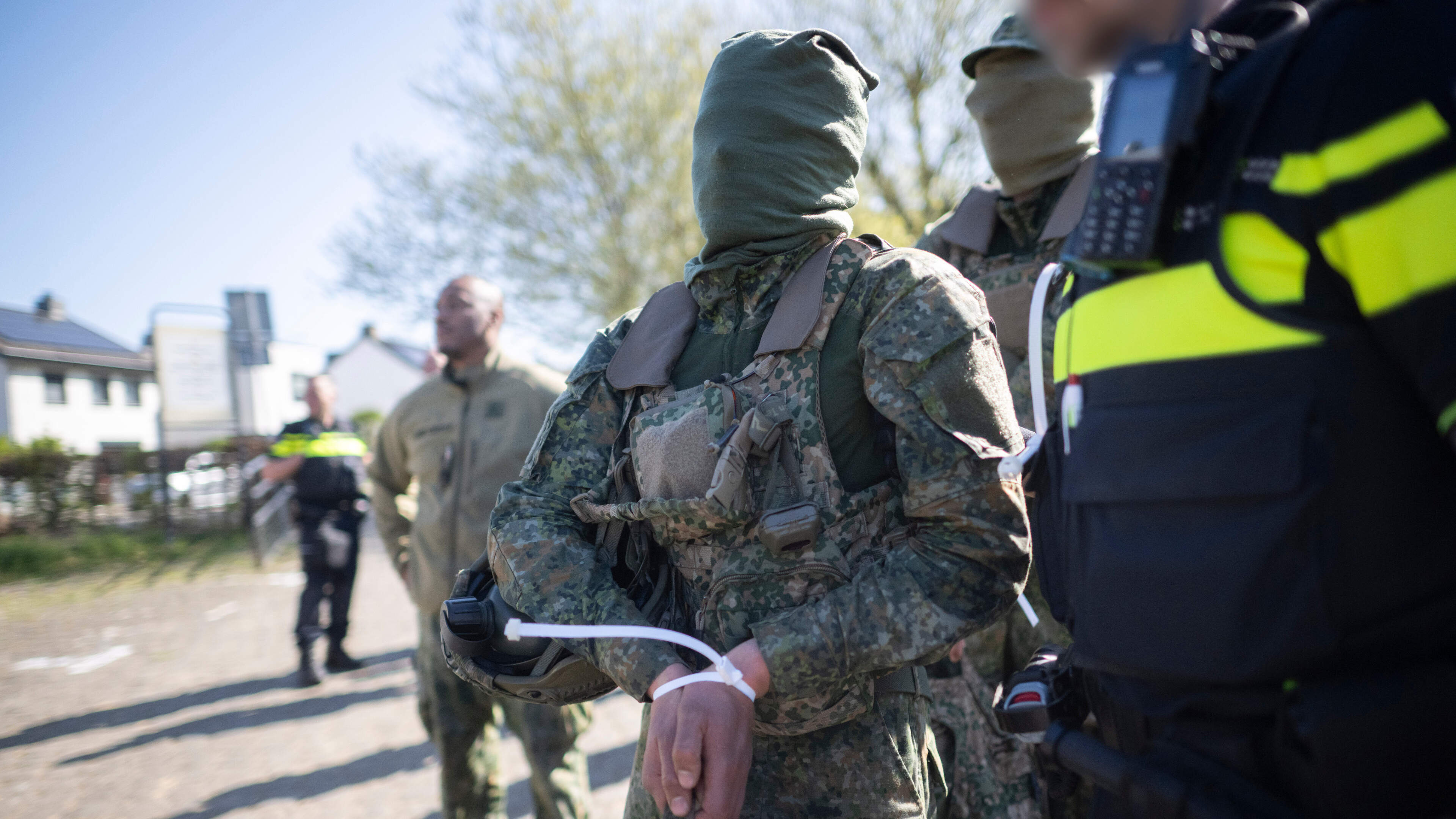 Agenten jagen op uitgeputte luchtmachtcadetten in Limburgse heuvels: ‘Dit had ik dertig jaar geleden