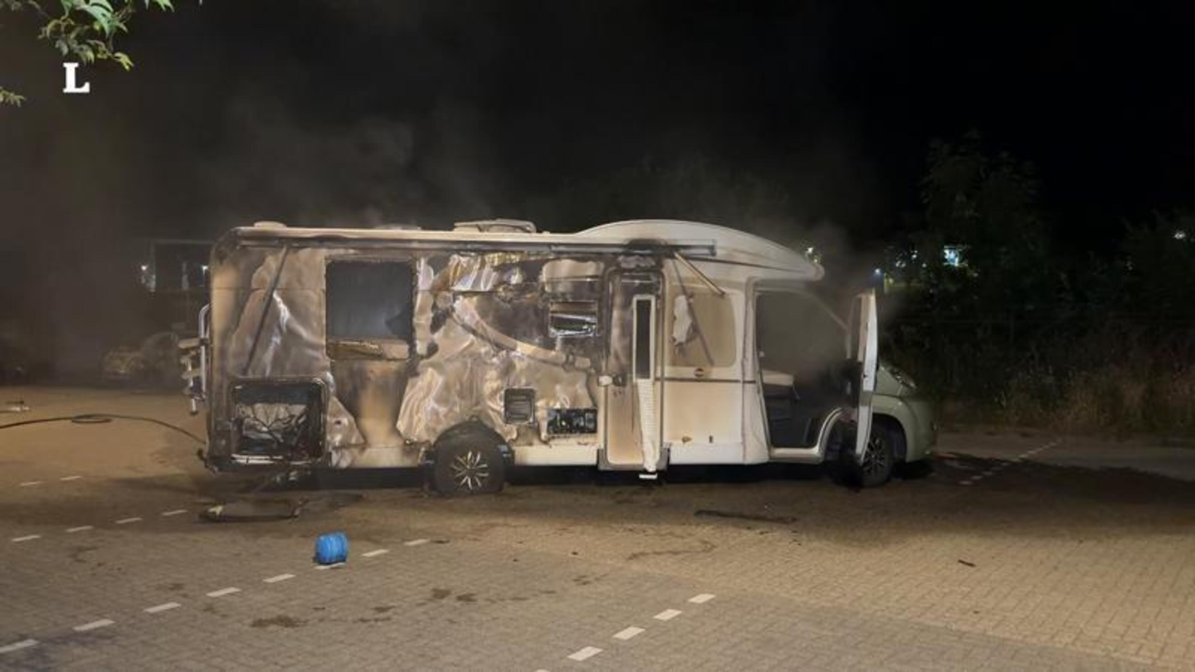 Auto en camper volledig uitgebrand in Maastricht