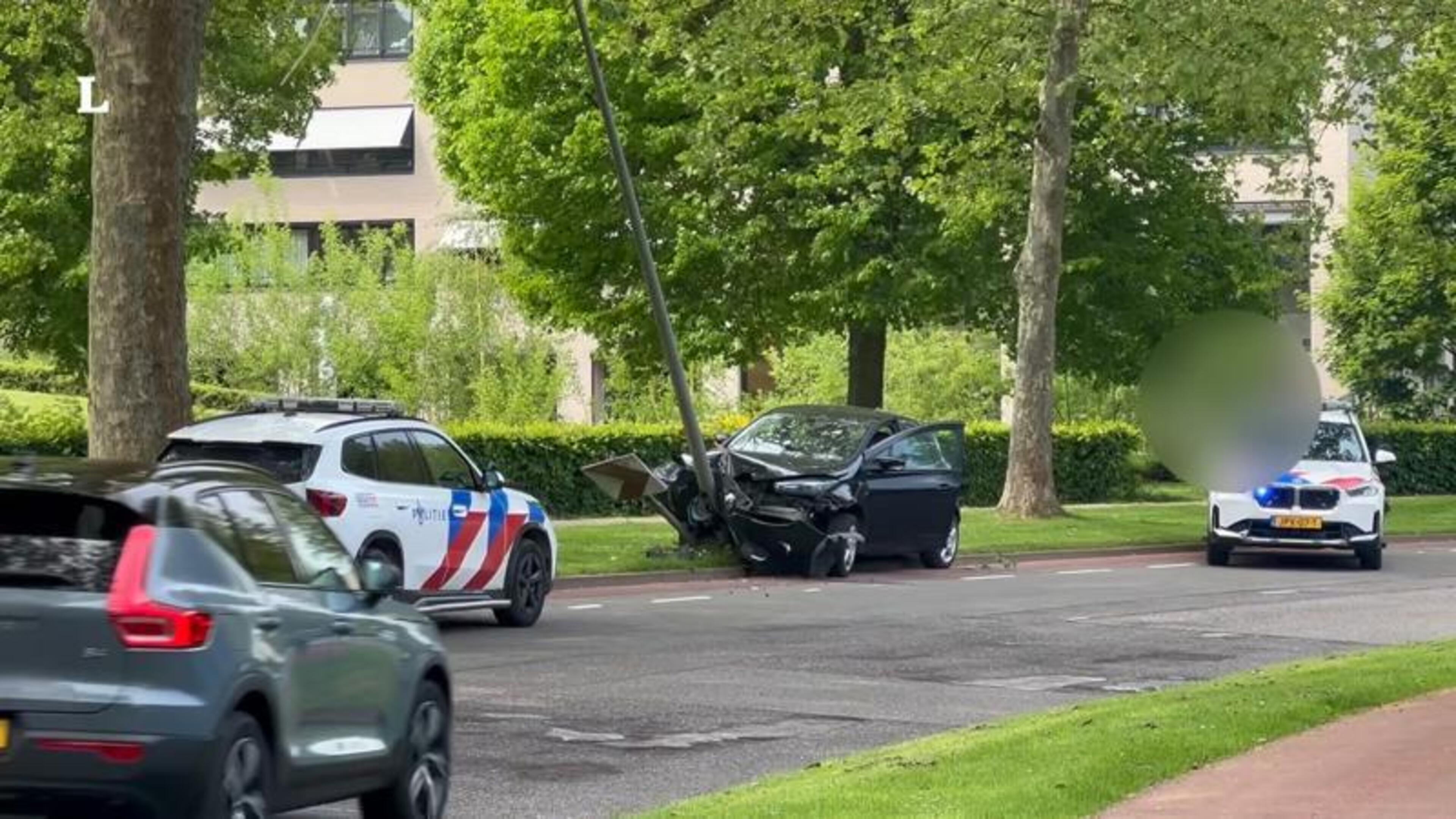 Auto vliegt uit de bocht en knalt tegen lantaarnpaal in Maastricht