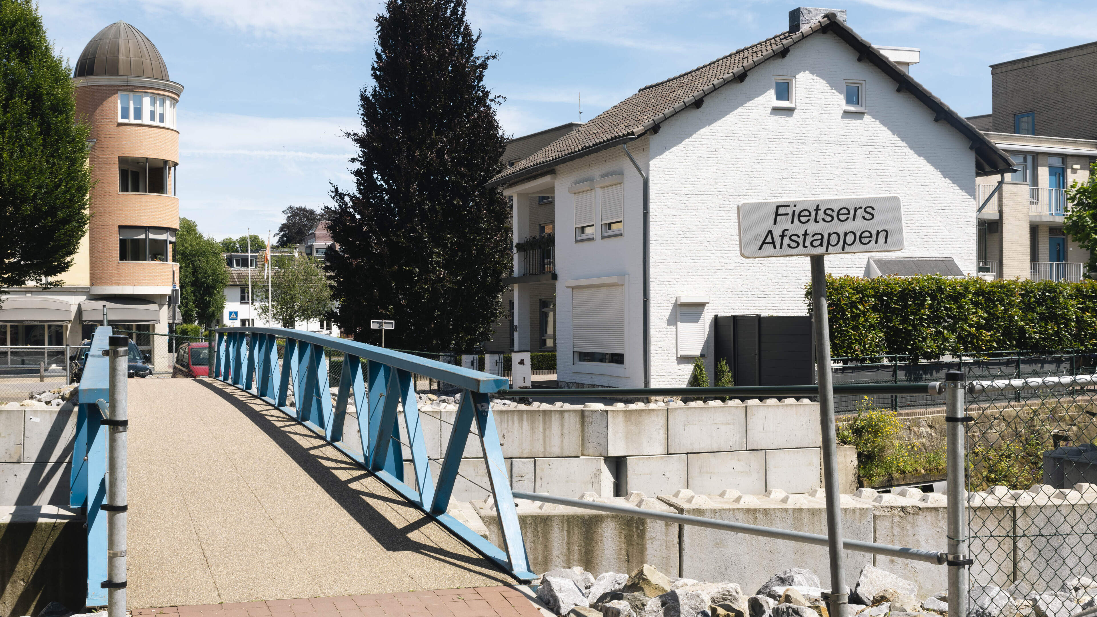Nieuwe brug in door watersnood getroffen Emmalaan in Valkenburg een jaar vertraagd door gierzwaluw e