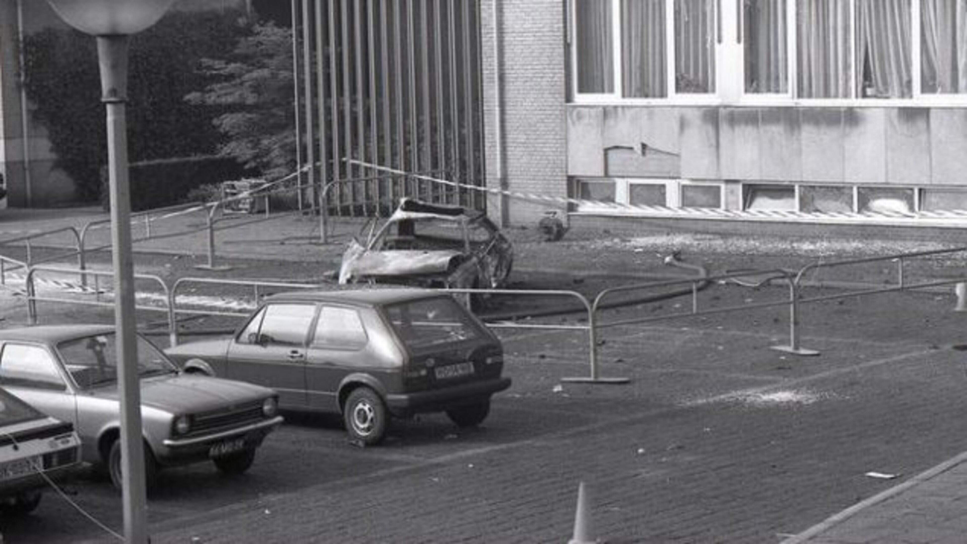 Verdwenen gedenkplaat voor IRA-aanslag duikt op in Engeland, Nieuw Bergen krijgt na jaren replica