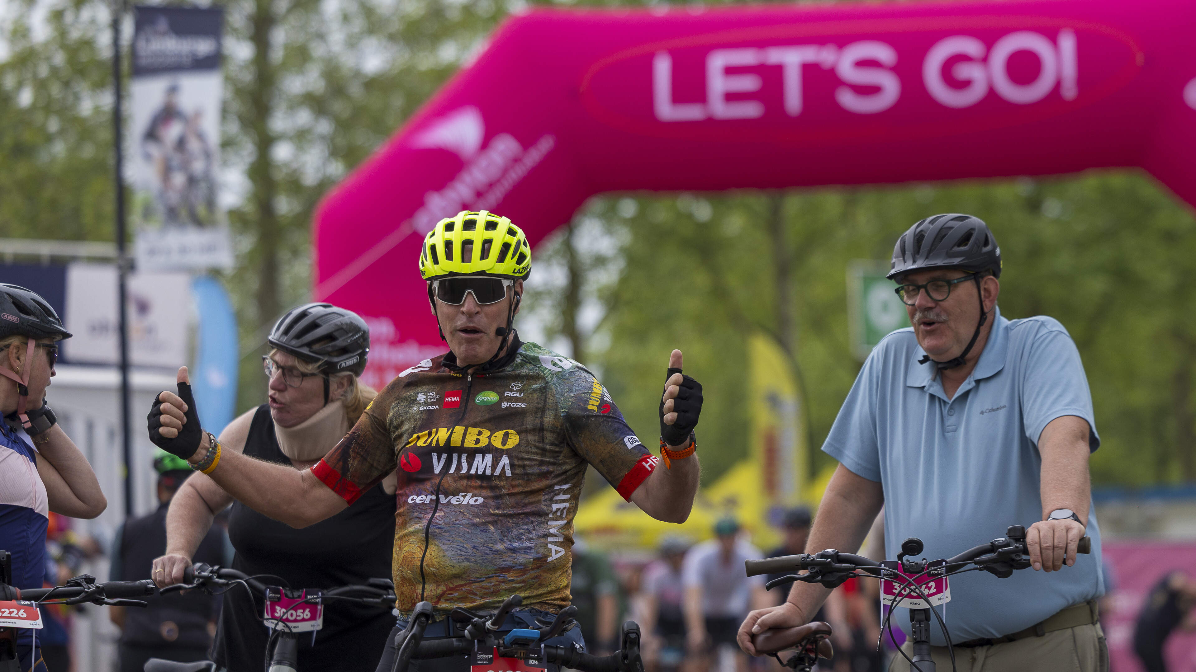 Struikel niet over de wielrenners, liefst twaalfduizend mensen fietsen nu Limburgs Mooiste: ‘Om het 