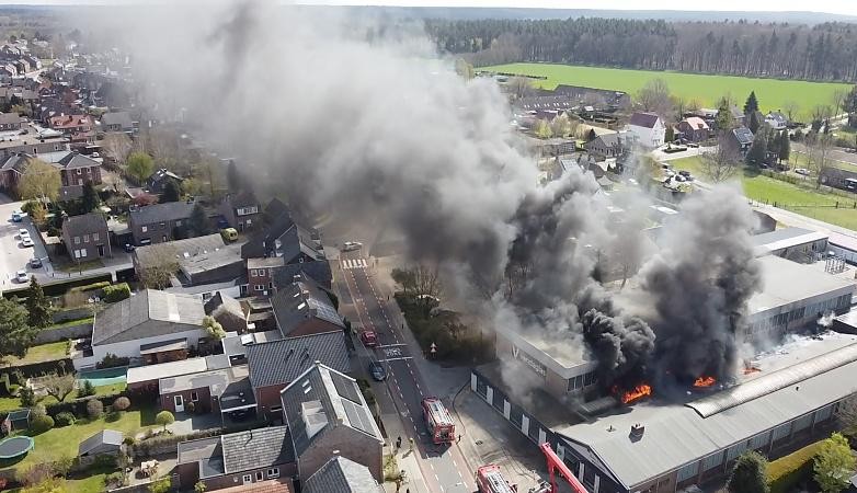 Grote brand bij glasfabriek Swalmen onder controle, bedrijf noemt dakdekkerswerk als oorzaak