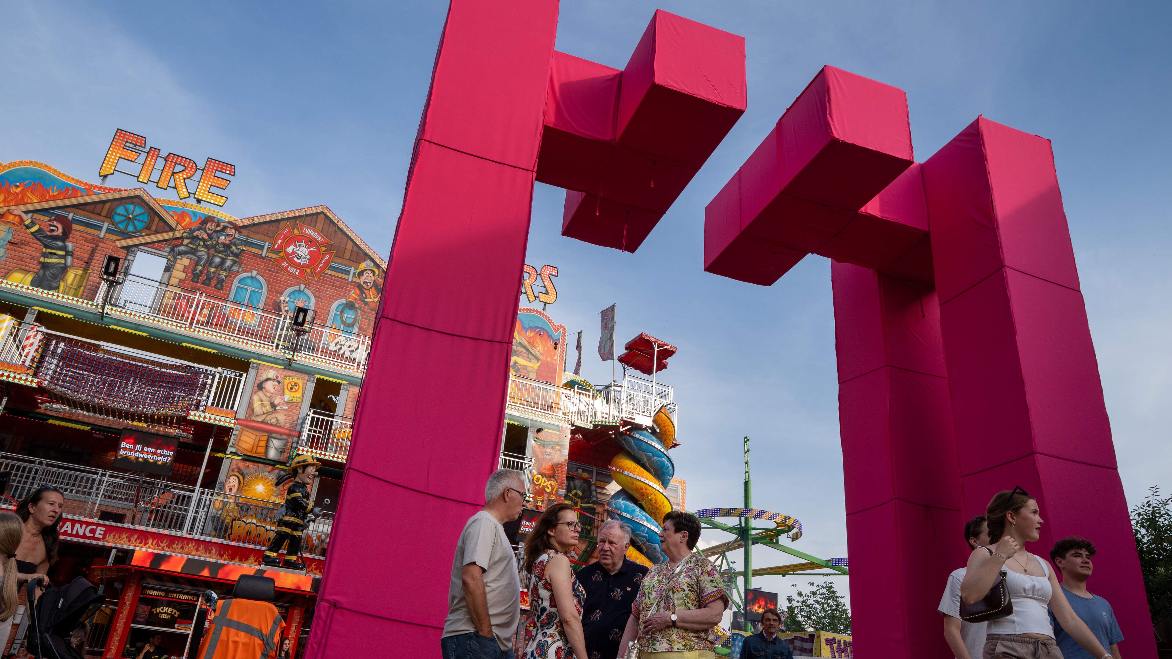 Geleense kermis kleurt knalroze met ingepakte Arc de Triomphe: ‘Kan dit niet het hele jaar zo blijve