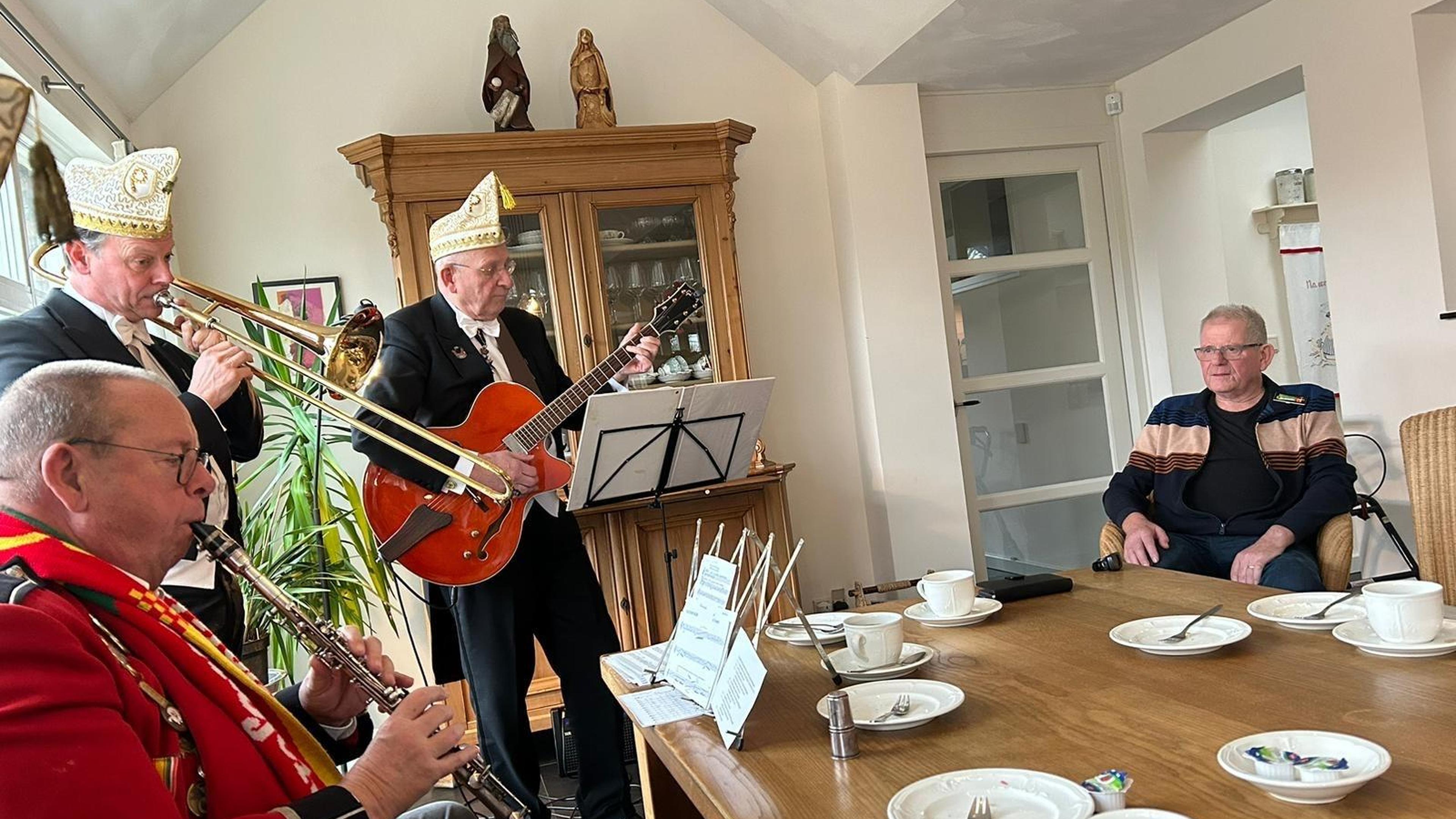 Piëlhaas gaat met carnaval op huisbezoek in Venray: ‘Want vastelaovend vierde nie allieën’