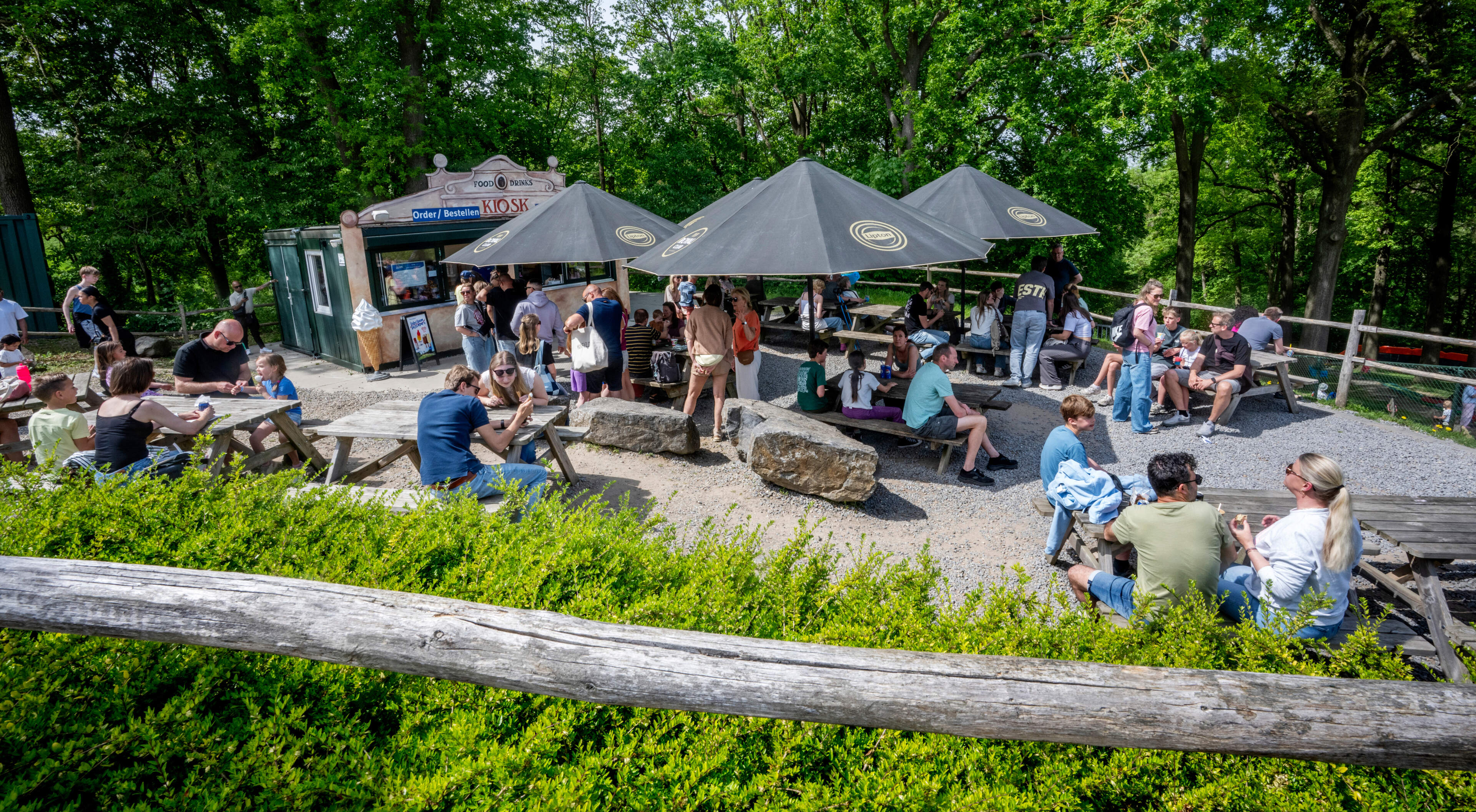 Het is even wennen: een vol terras bij de plek van de ingestorte Wilhelminatoren in Valkenburg