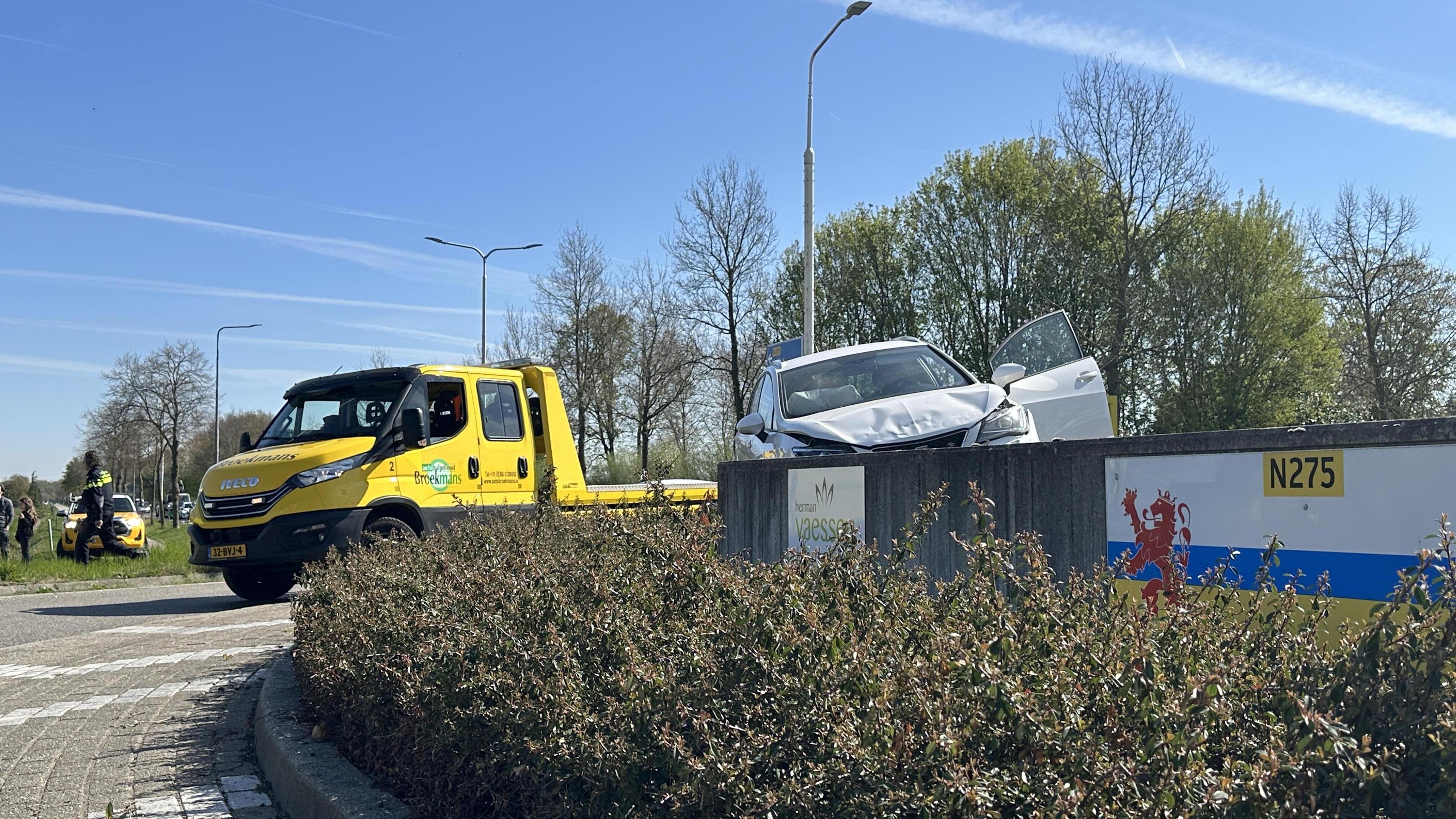 Vrouw en twee kinderen in auto belanden na aanrijding op rotonde in Maasbree