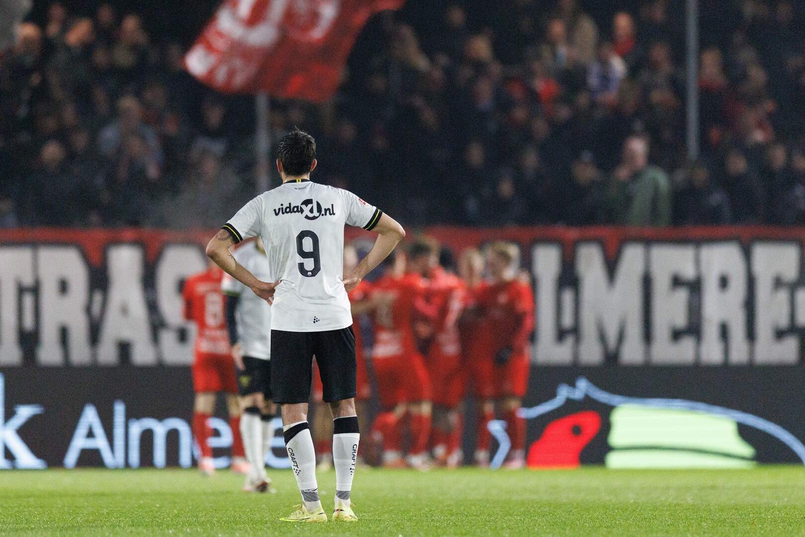 VVV laat zich drie keer in de counter foppen en zakt door de hoeven op ...