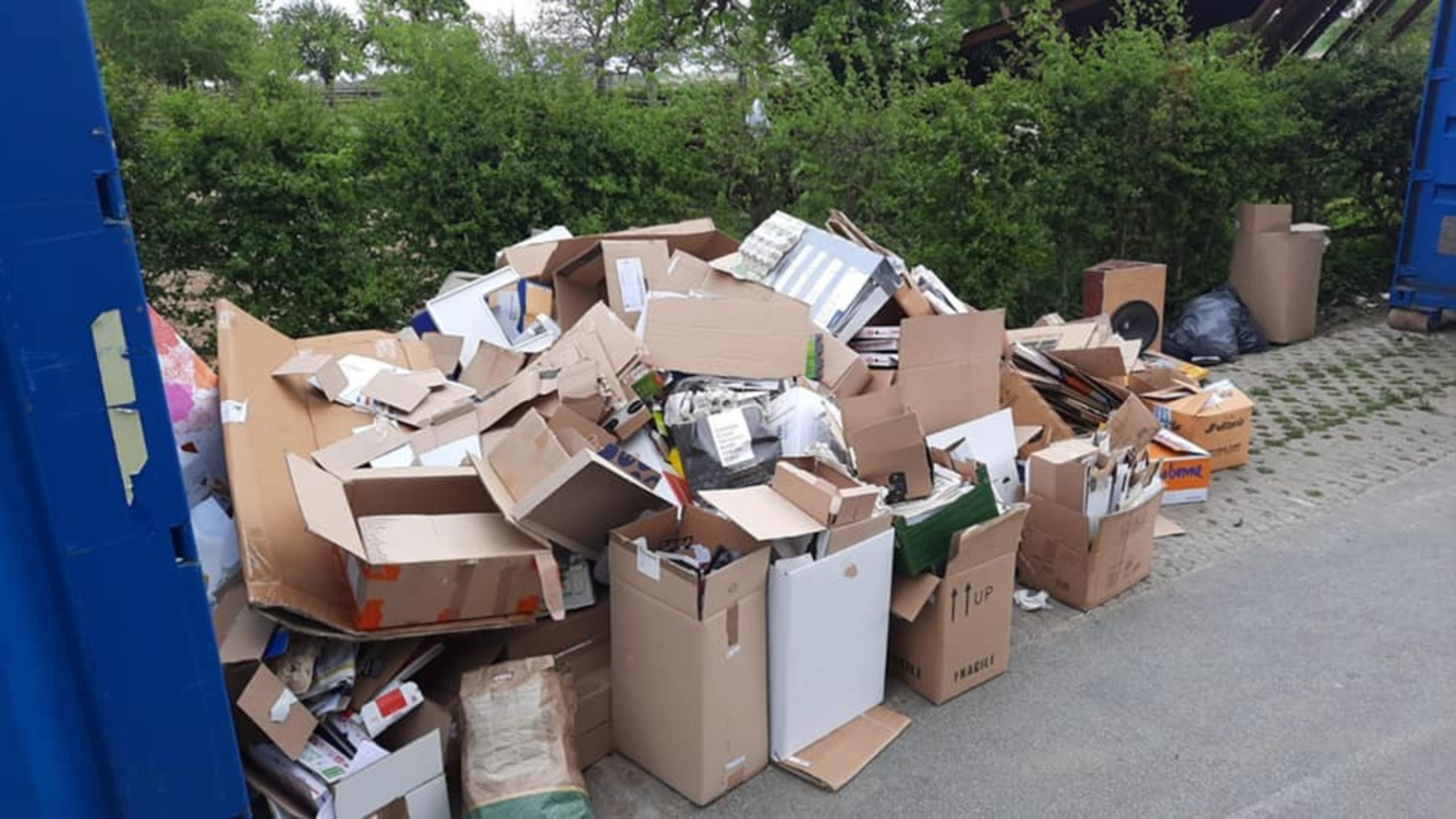 Dansgroep Mix: zet oud papier Sint Geertruid niet naast de container