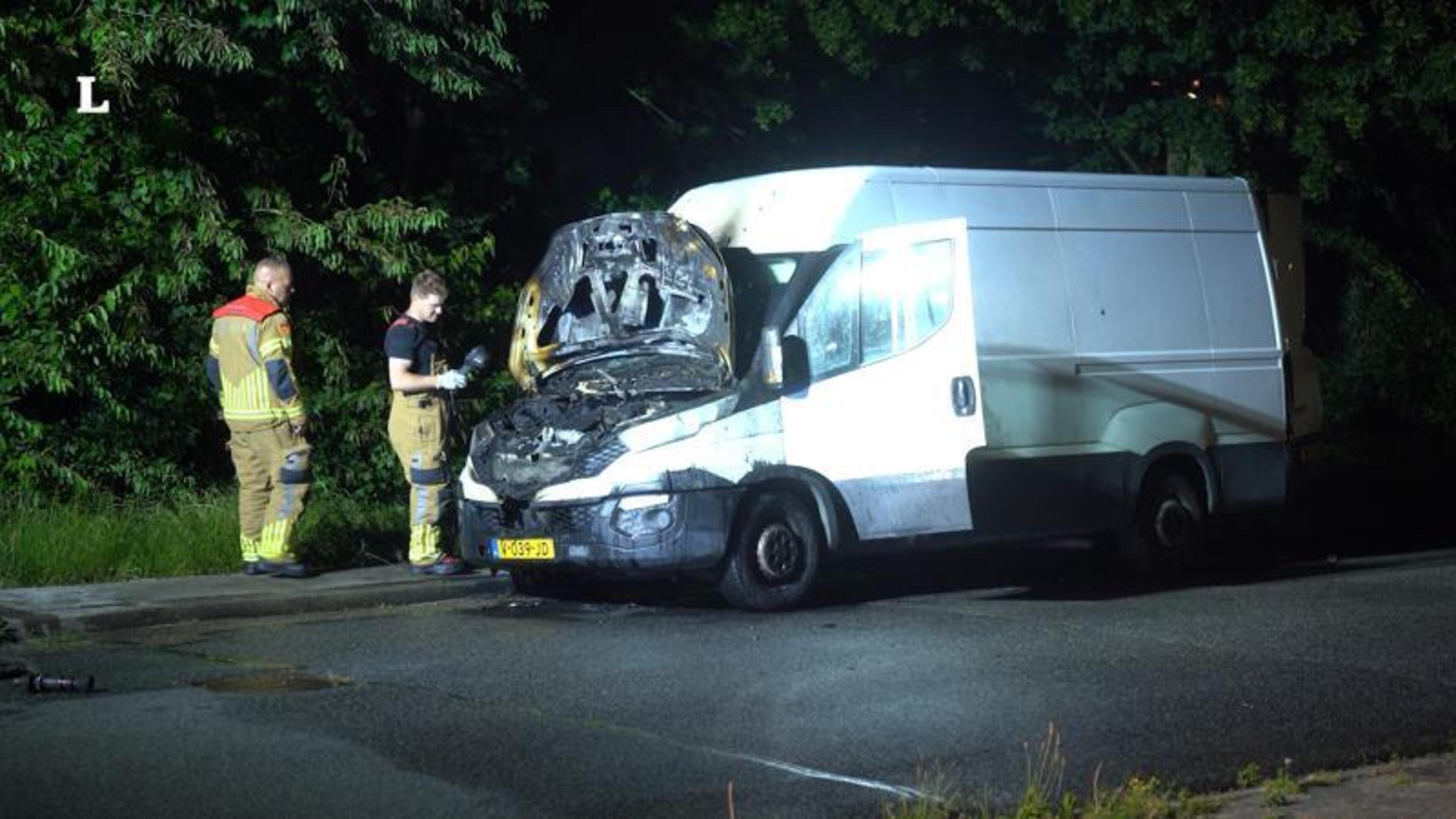 Geparkeerde bestelbus vat vlam in Heerlen