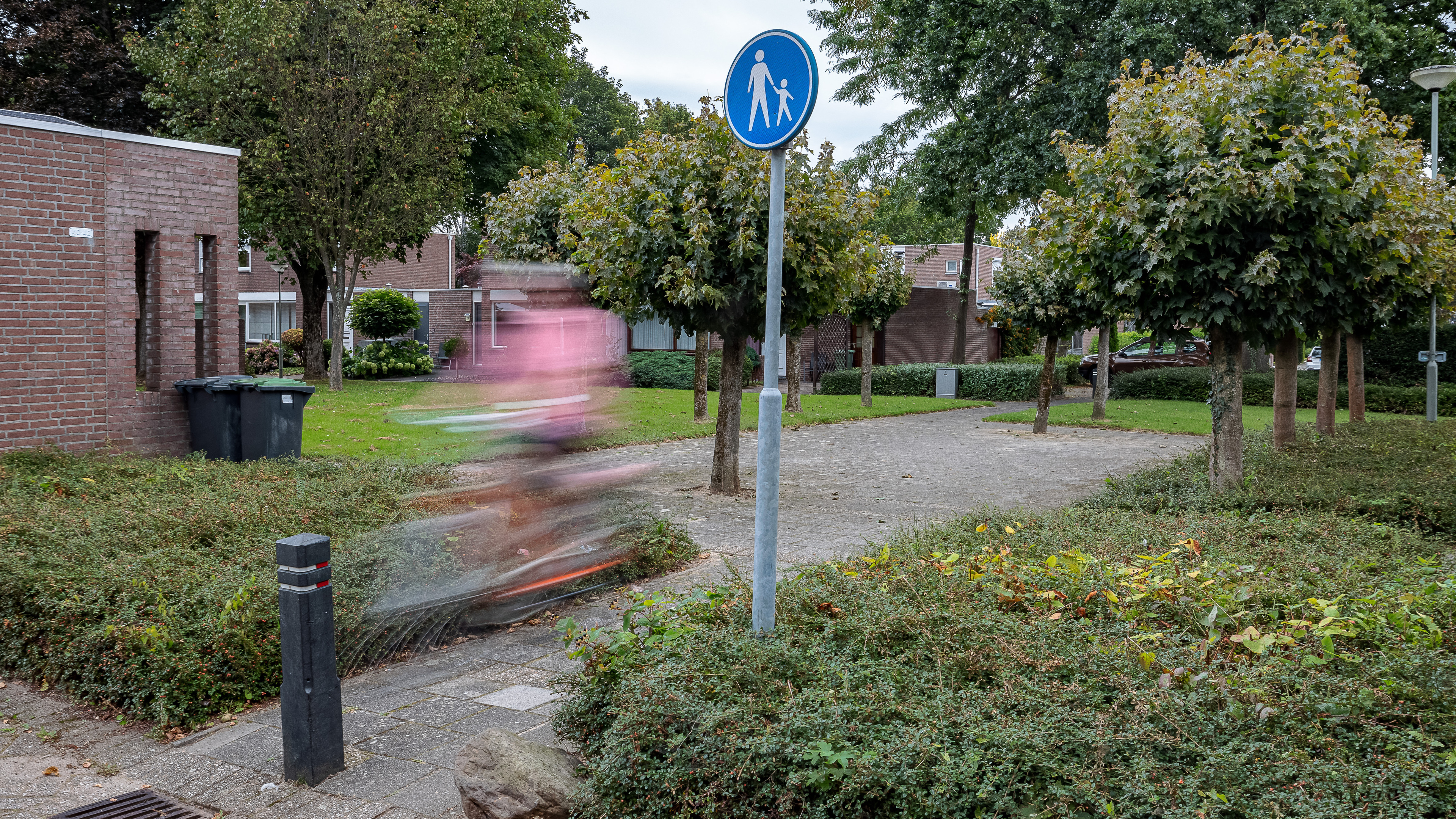 Scooterrijders en fietsers beschouwen wandelpad van ’t Eikske als hun domein: ‘Meestal krijg ik een 