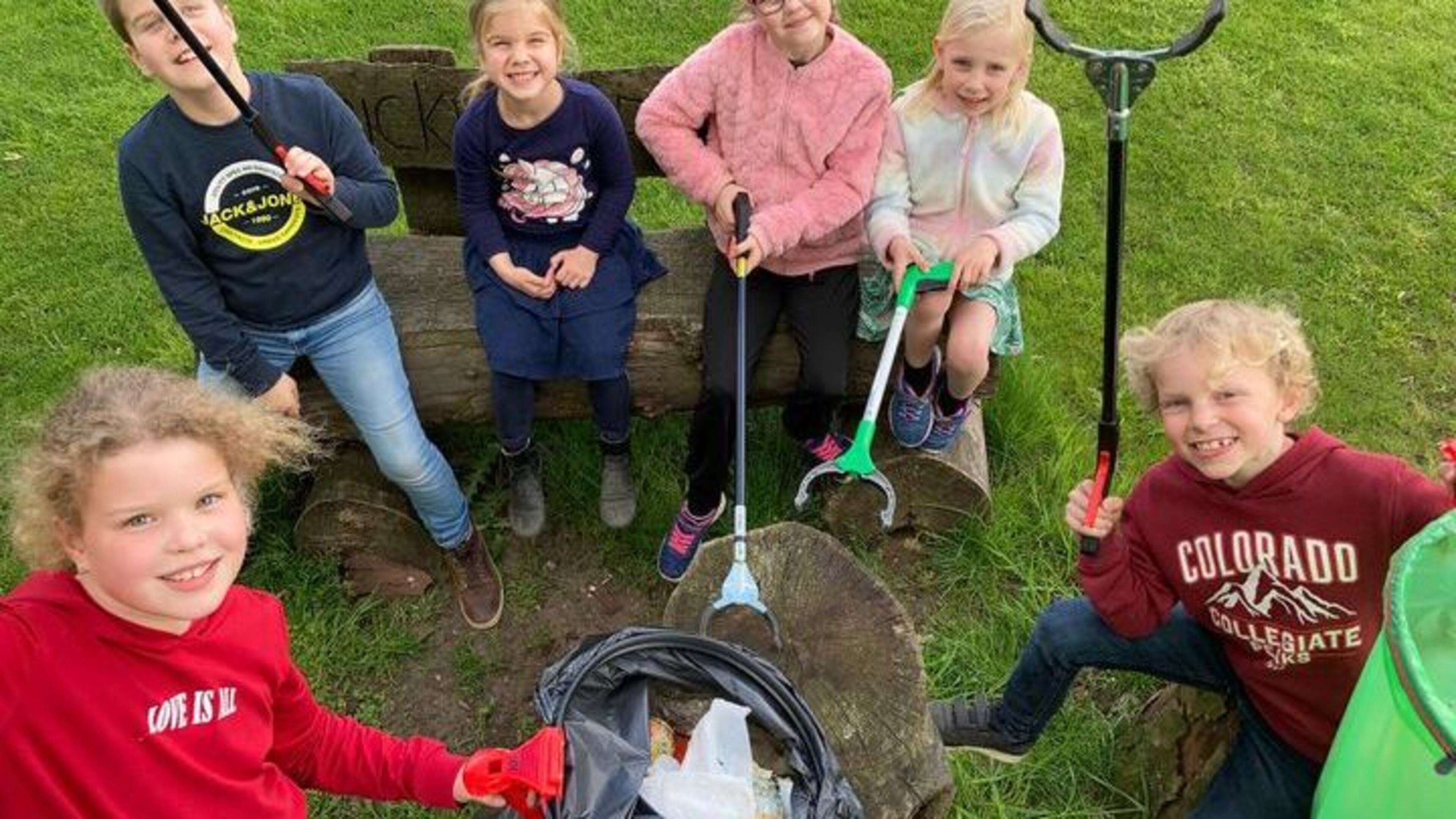 Kinderen Neeritter geven goede voorbeeld met opruimen zwerfafval: ‘Stop met afvaldumping’